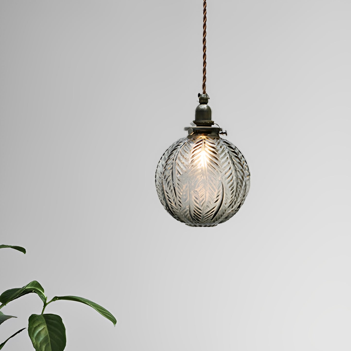 Noctura – Filigrane Pendelleuchte mit Federmotiv