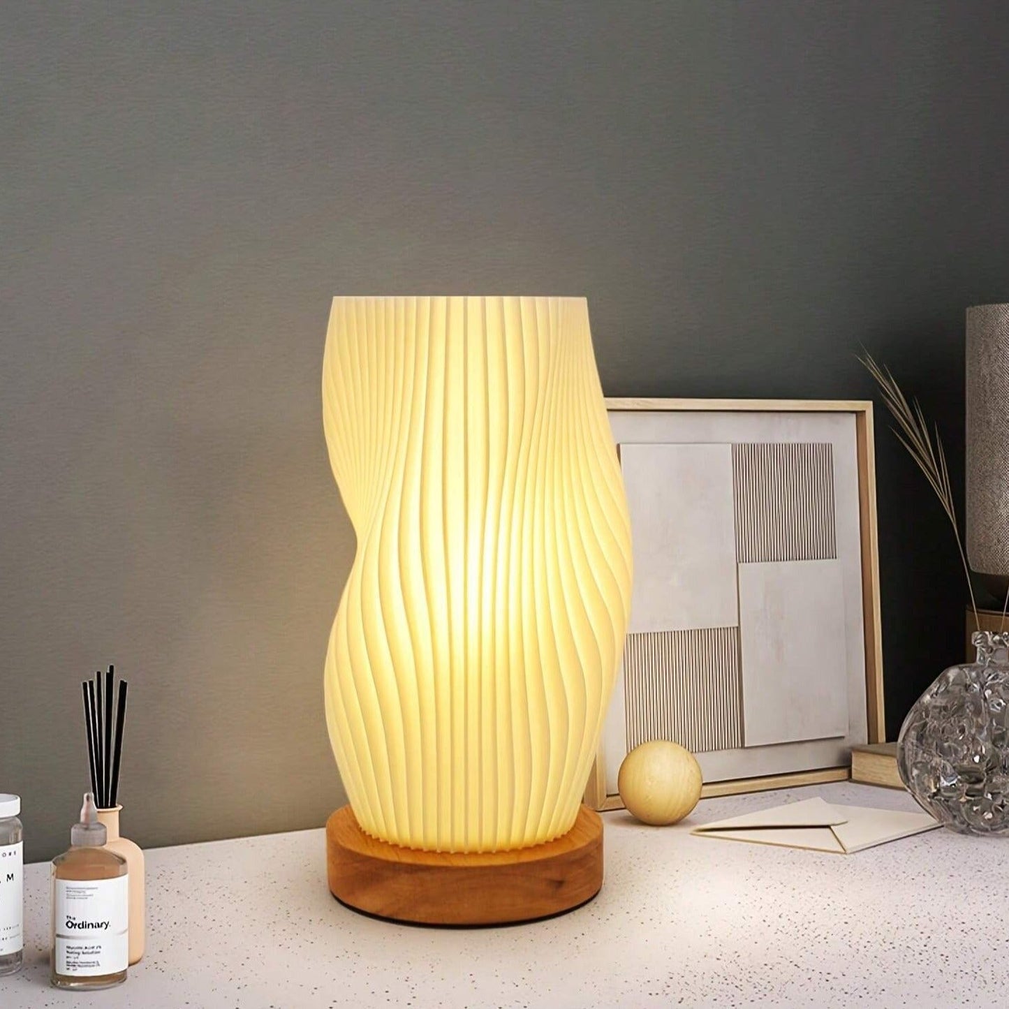 Nerea – Moderne Wavecrest Tischlampe