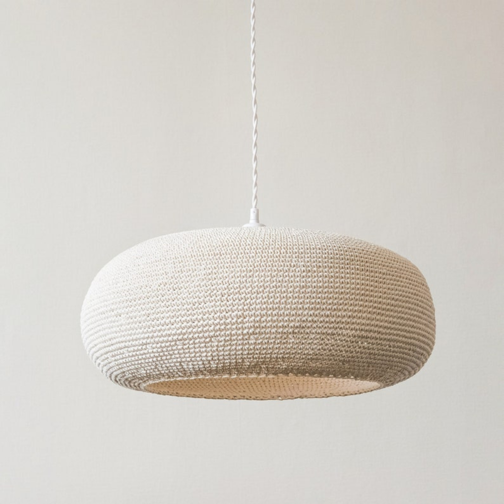 Erhöhen Sie Ihr Zuhause mit der Wärme und dem Charme dieser handgeflochtenen Rattan-Pendelleuchte. Mit ihrem minimalistischen, kuppelförmigen Design bringt diese Lampe einen Hauch von natürlicher Eleganz in jeden Raum. Sie ist perfekt, um ein gemütliches Ambiente zu schaffen und bietet eine vielseitige Beleuchtung, die nahtlos vom Tag in die Nacht übergeht. Die Pendelleuchte ist ideal für den Essbereich, das Wohnzimmer oder das Schlafzimmer. Sie wurde aus umweltfreundlichen Materialien und mit viel Liebe zu