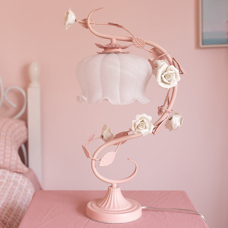 RoséLicht – Romantische Deckenleuchte mit rosigem Glanz
