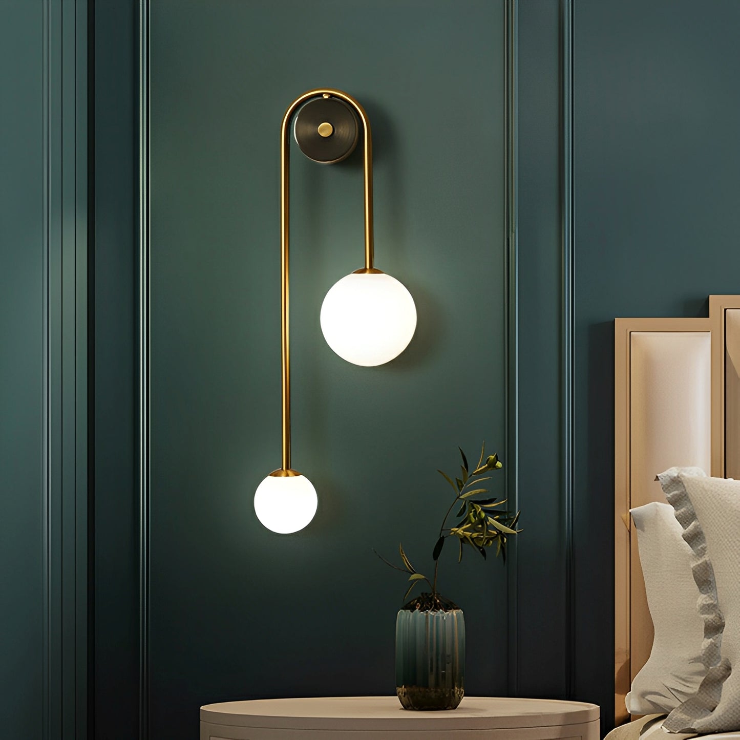 Selene – Messing-Wandleuchte mit Opalglas