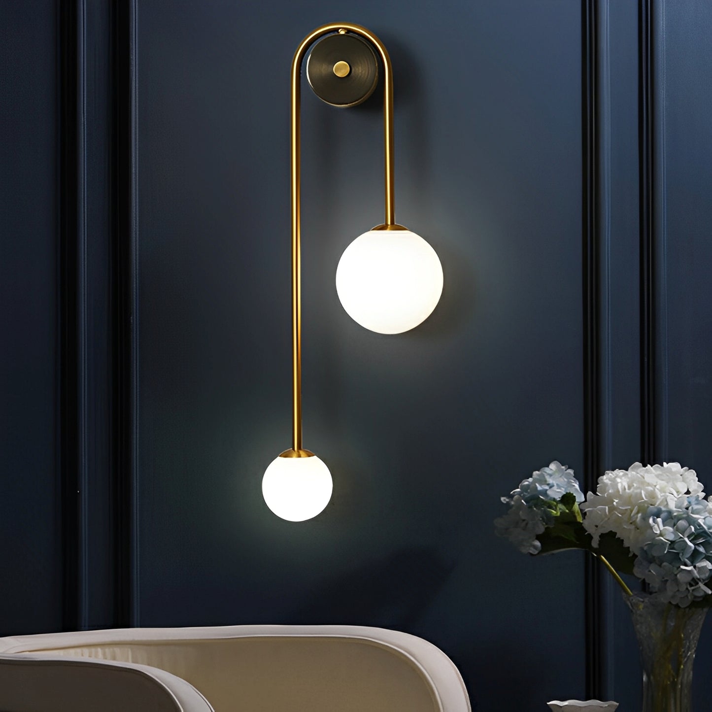 Selene – Messing-Wandleuchte mit Opalglas