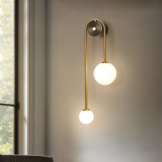 Selene – Messing-Wandleuchte mit Opalglas