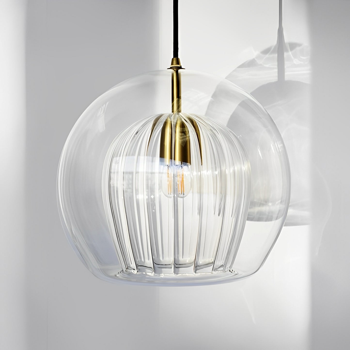Faye – Moderne Treppenhaus-Pendelleuchte aus Glas