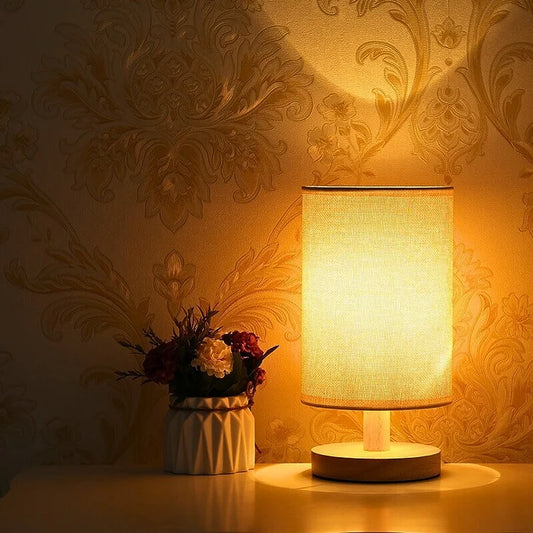Lunora – Nachttischlampe aus Massivholz