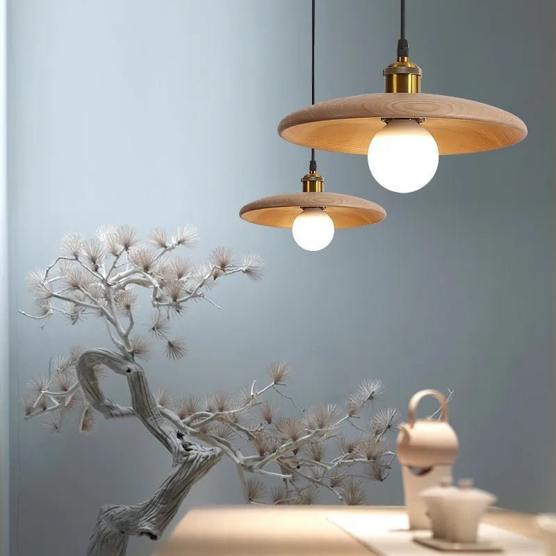 Elha – Tischlampe aus Massivholz und Eisen