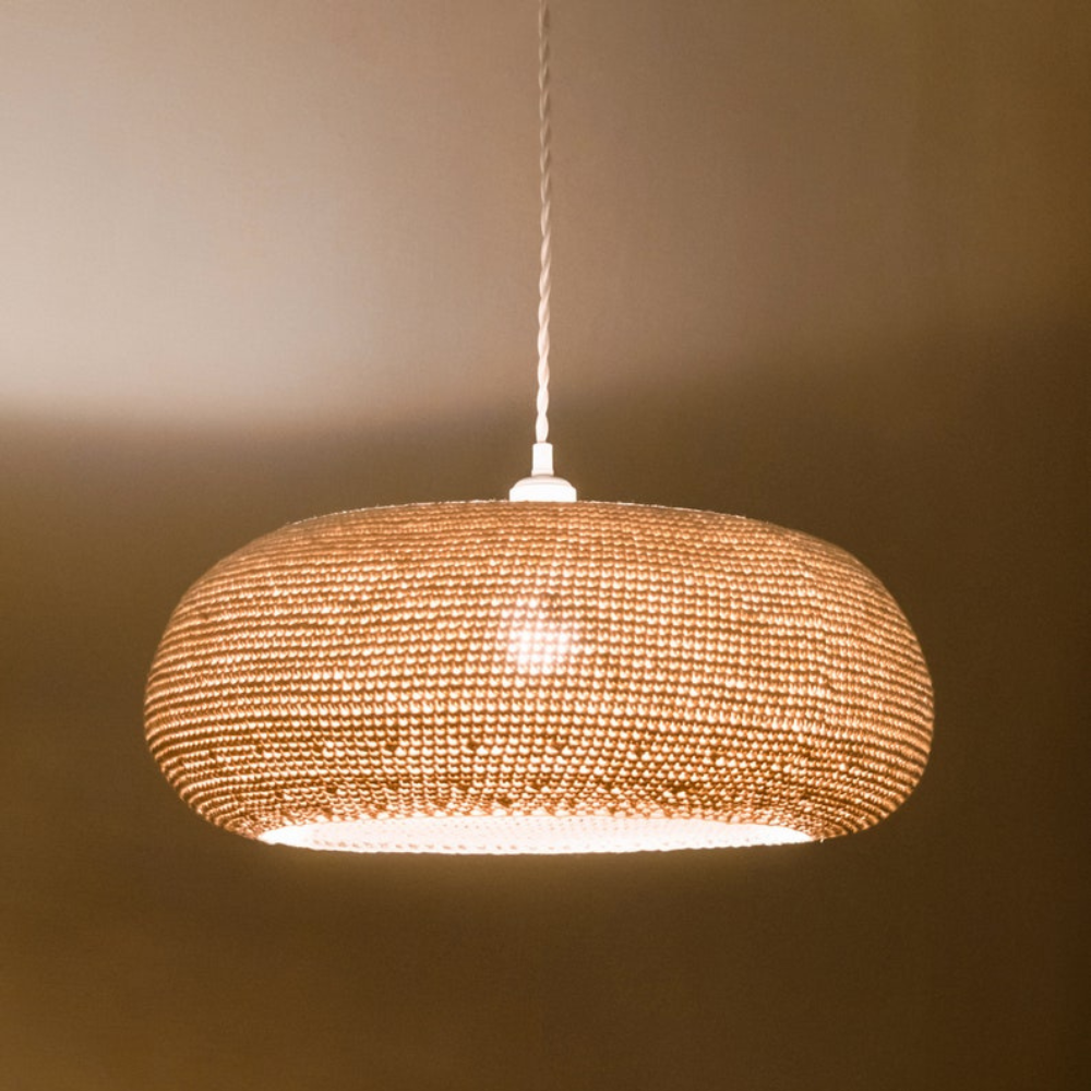 Erhöhen Sie Ihr Zuhause mit der Wärme und dem Charme dieser handgeflochtenen Rattan-Pendelleuchte. Mit ihrem minimalistischen, kuppelförmigen Design bringt diese Lampe einen Hauch von natürlicher Eleganz in jeden Raum. Sie ist perfekt, um ein gemütliches Ambiente zu schaffen und bietet eine vielseitige Beleuchtung, die nahtlos vom Tag in die Nacht übergeht. Die Pendelleuchte ist ideal für den Essbereich, das Wohnzimmer oder das Schlafzimmer. Sie wurde aus umweltfreundlichen Materialien und mit viel Liebe zu