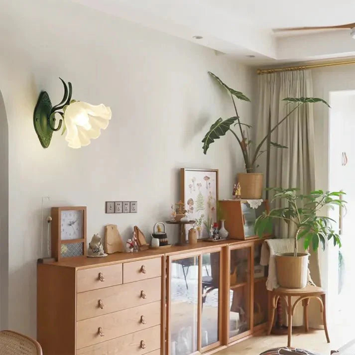 Liora – Wandlampe mit Maiglöckchen-Motiv
