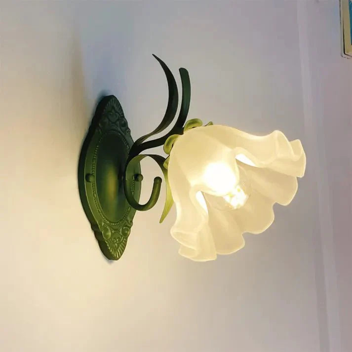 Liora – Wandlampe mit Maiglöckchen-Motiv