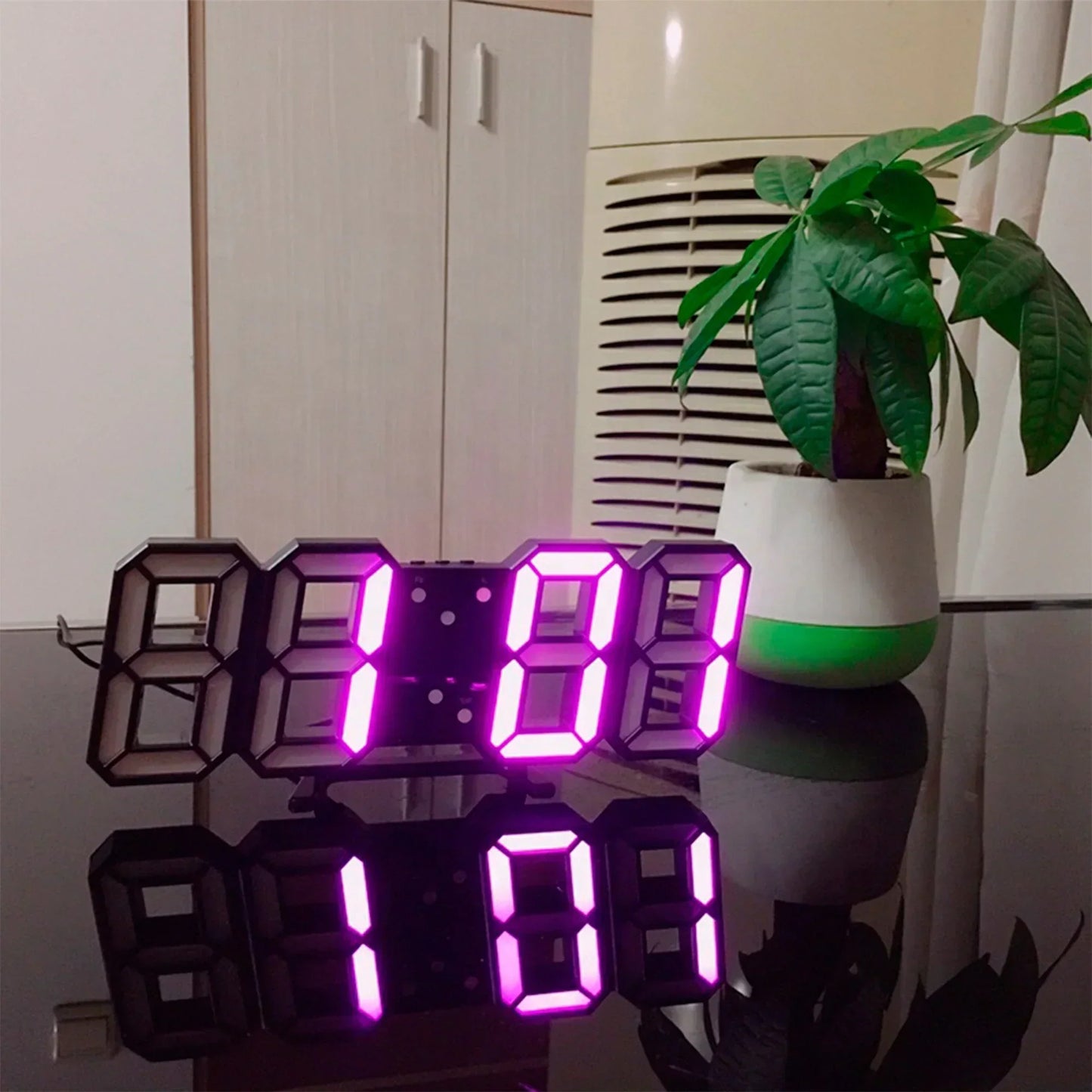GlowSync – Smarte LED-Wanduhr mit Farbwechsel-Funktion