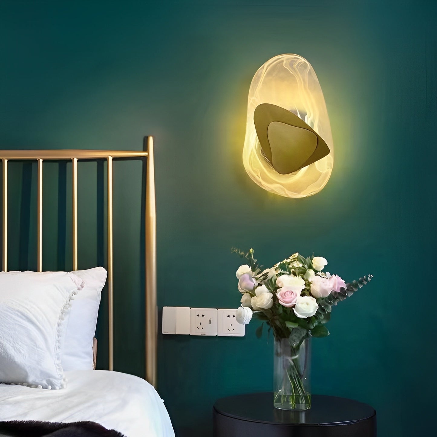 Nila – Moderne LED-Wandleuchte aus Glas: Schlichte Eleganz mit handgefertigtem Design