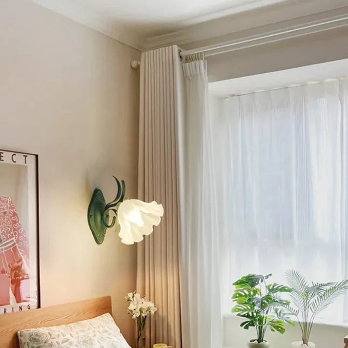 Liora – Wandlampe mit Maiglöckchen-Motiv