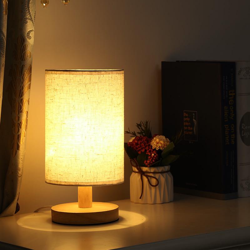 Lunora – Nachttischlampe aus Massivholz