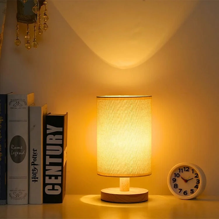 Lunora – Nachttischlampe aus Massivholz