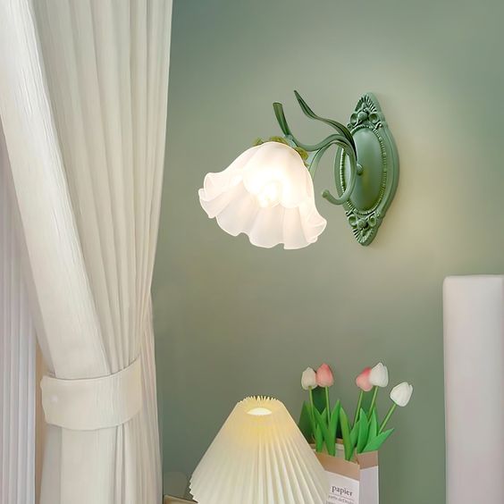 Liora – Wandlampe mit Maiglöckchen-Motiv