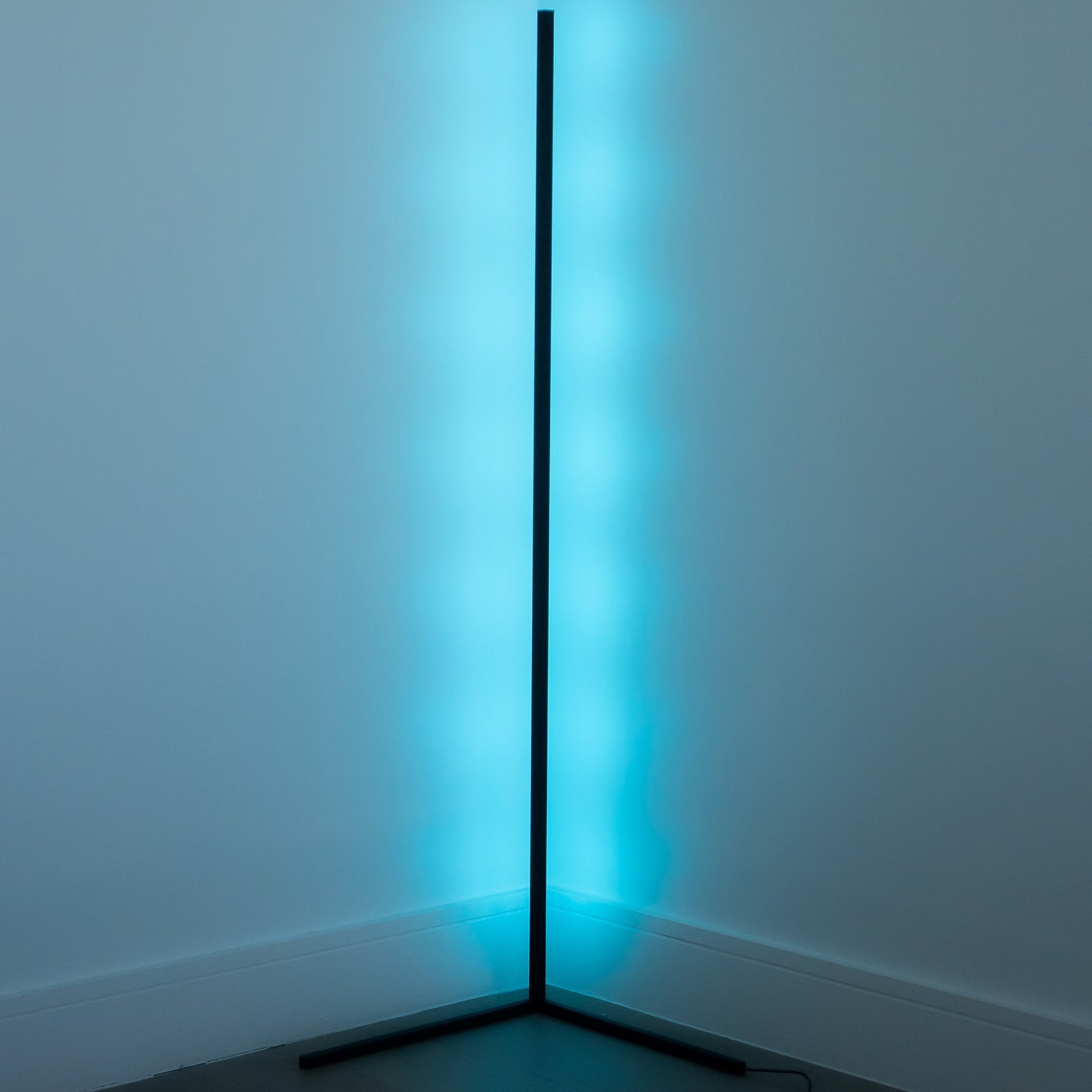 LED-Ecklampe im minimalistischen Stil mit Farbwechsel-Funktion