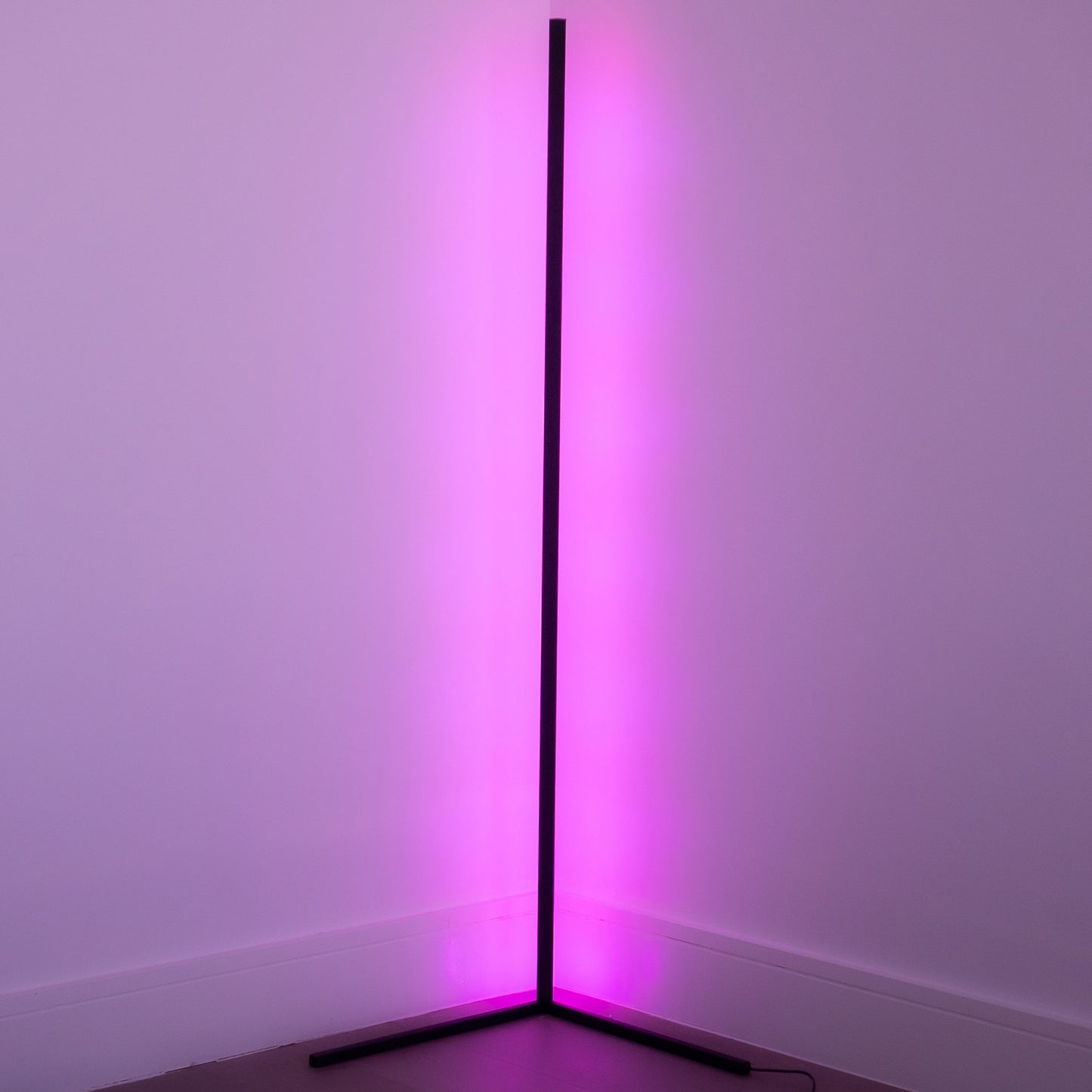 LED-Ecklampe im minimalistischen Stil mit Farbwechsel-Funktion