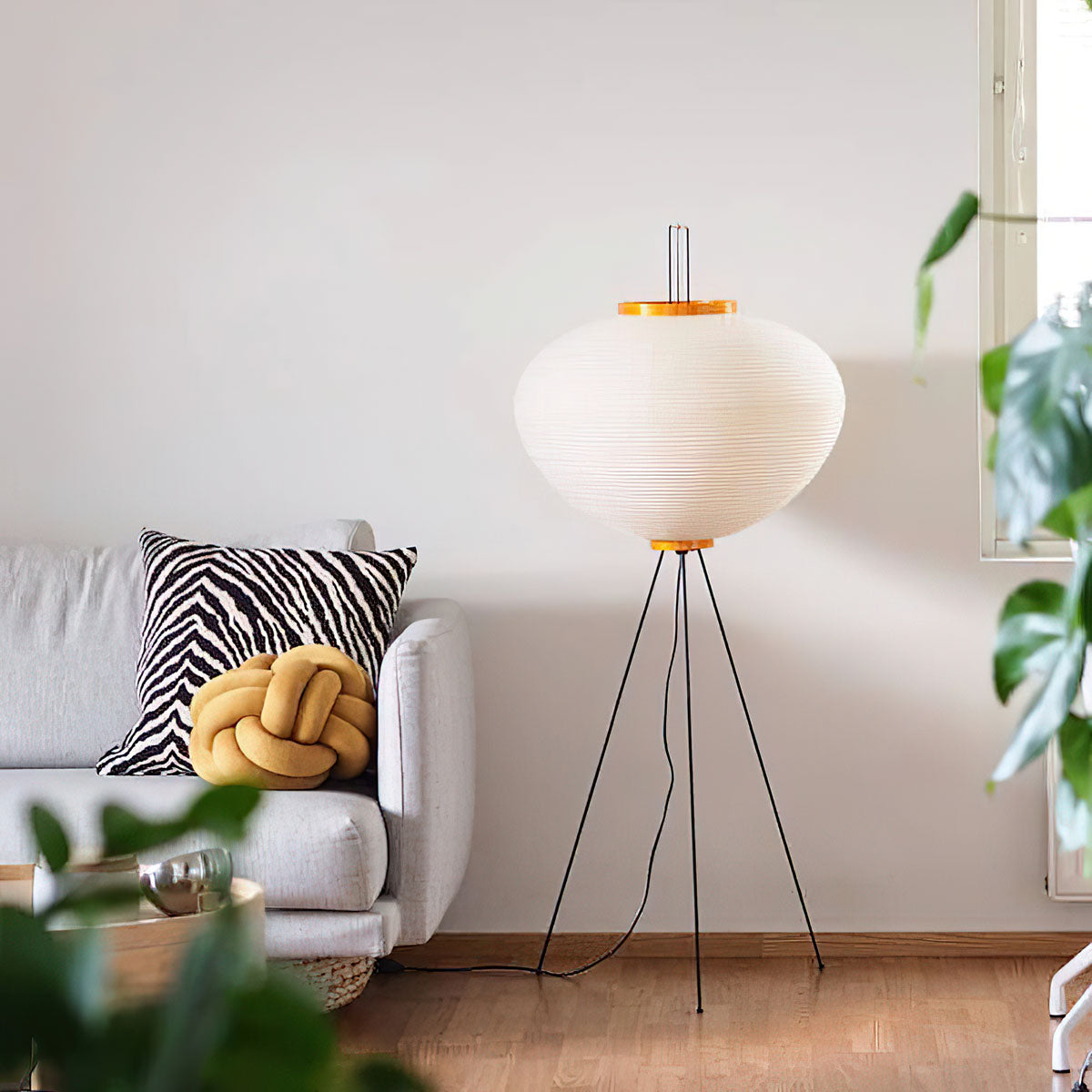 Noa – Stehlampe mit Reispapier: Minimalistische Ruhe in Lichtform