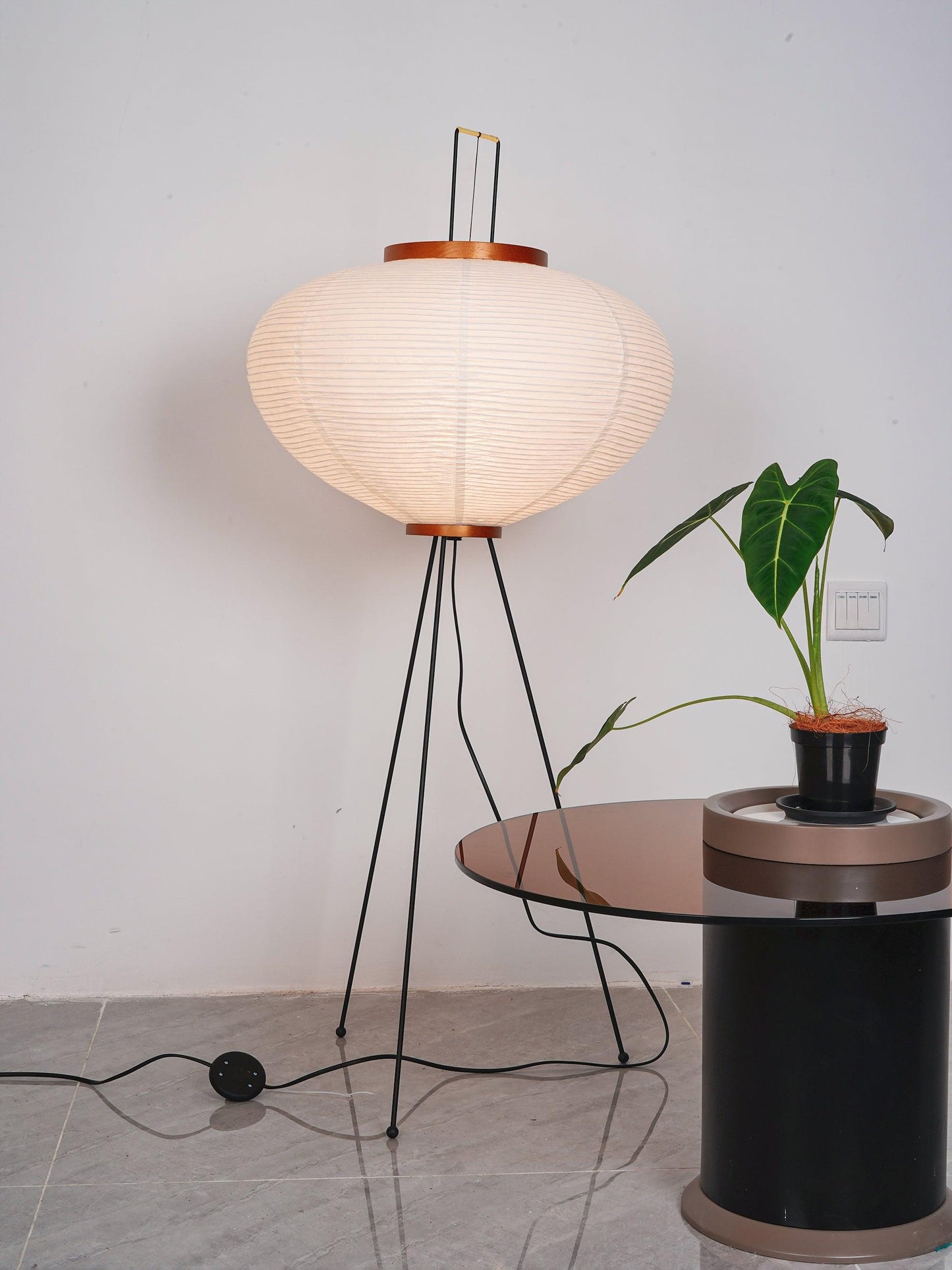 Noa – Stehlampe mit Reispapier: Minimalistische Ruhe in Lichtform