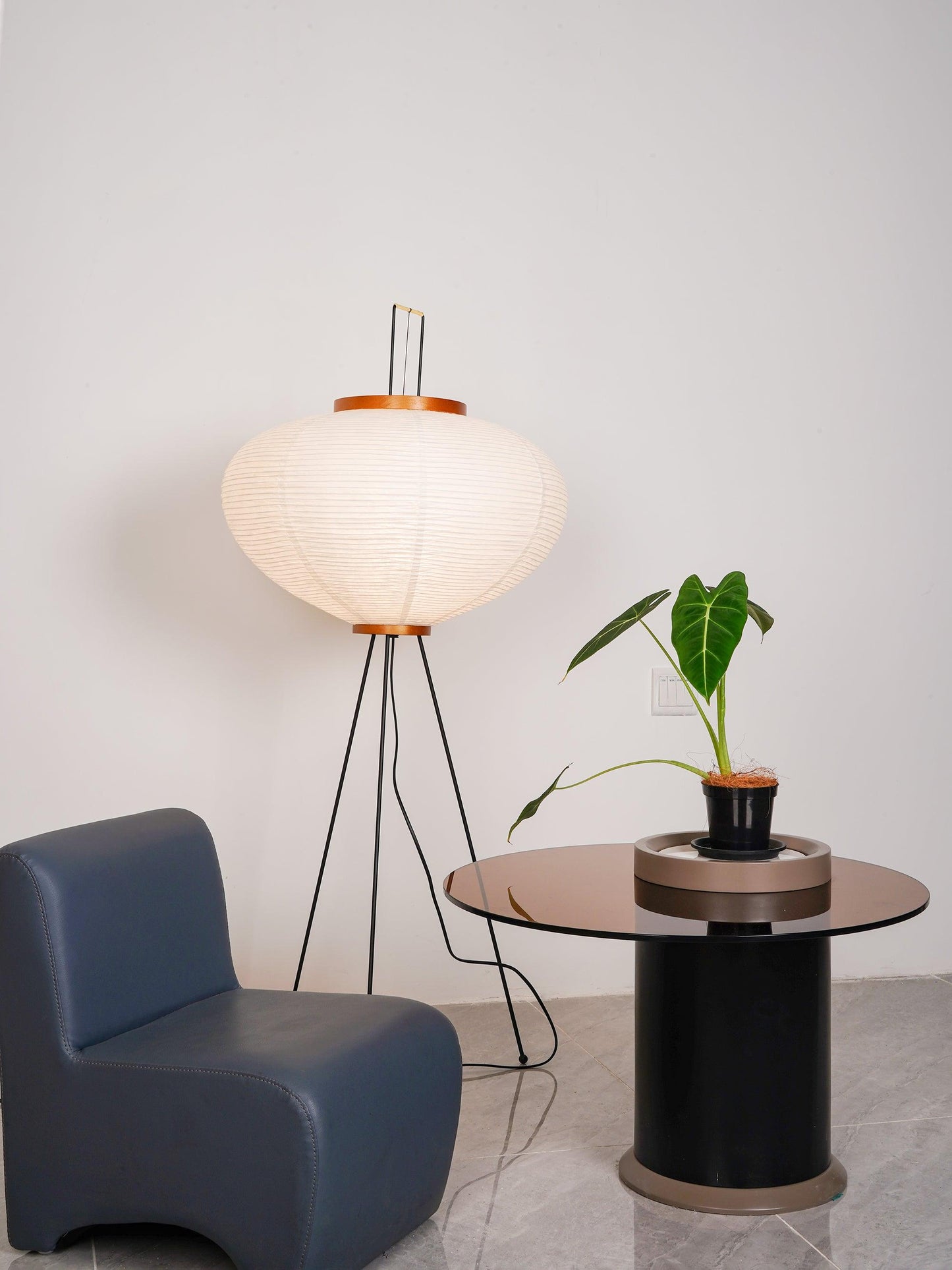 Noa – Stehlampe mit Reispapier: Minimalistische Ruhe in Lichtform