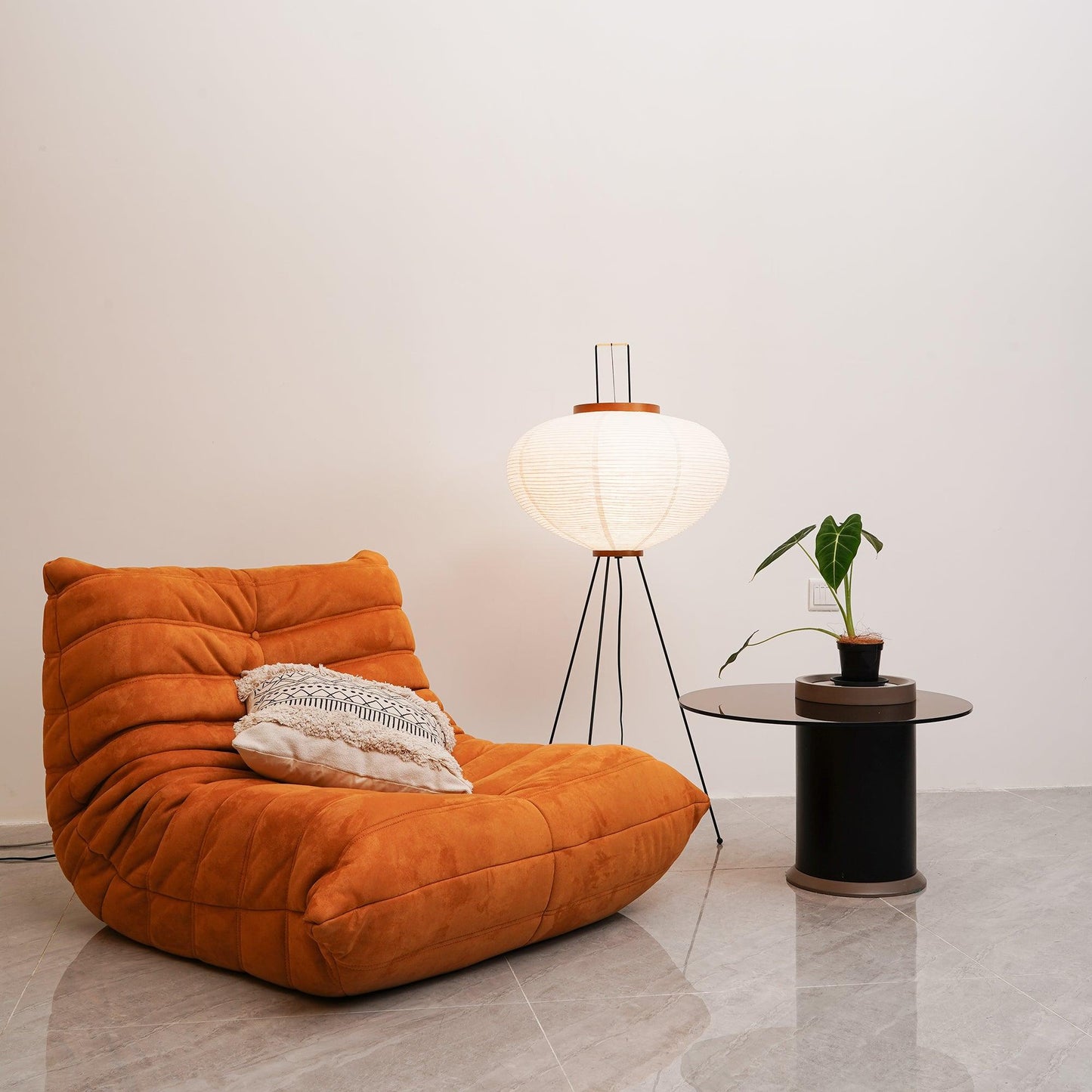 Noa – Stehlampe mit Reispapier: Minimalistische Ruhe in Lichtform