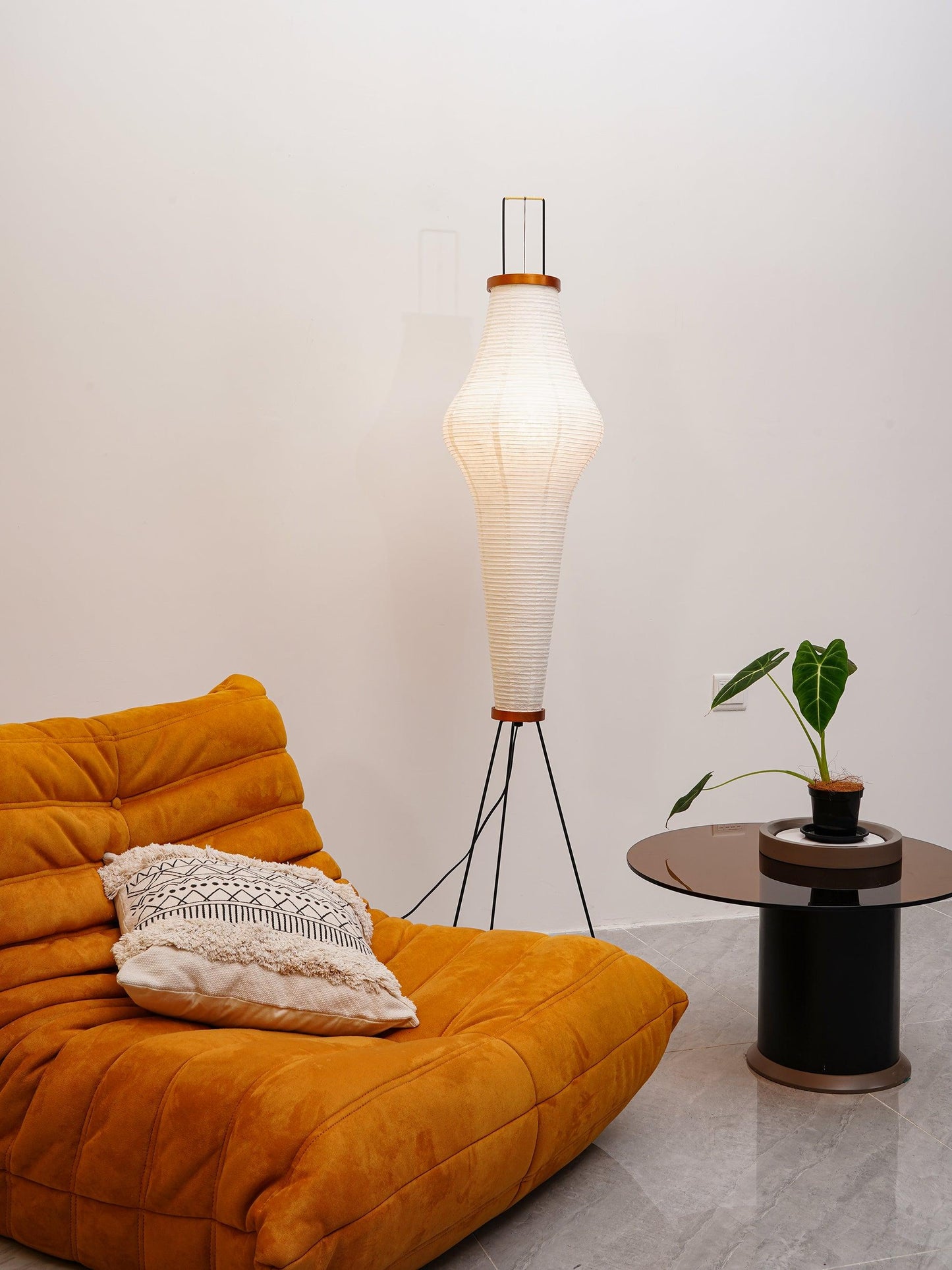 Noa – Stehlampe mit Reispapier: Minimalistische Ruhe in Lichtform