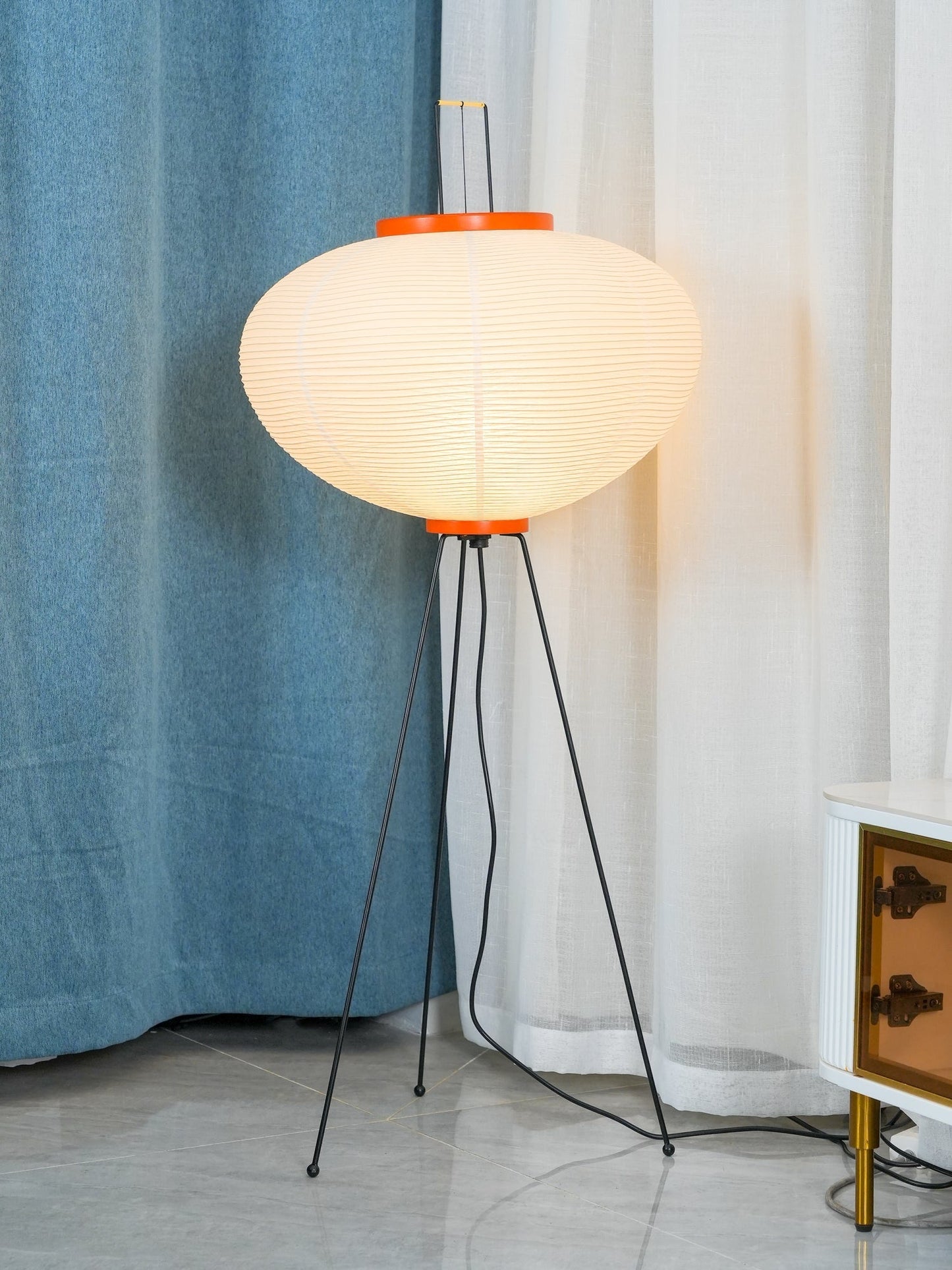 Noa – Stehlampe mit Reispapier: Minimalistische Ruhe in Lichtform
