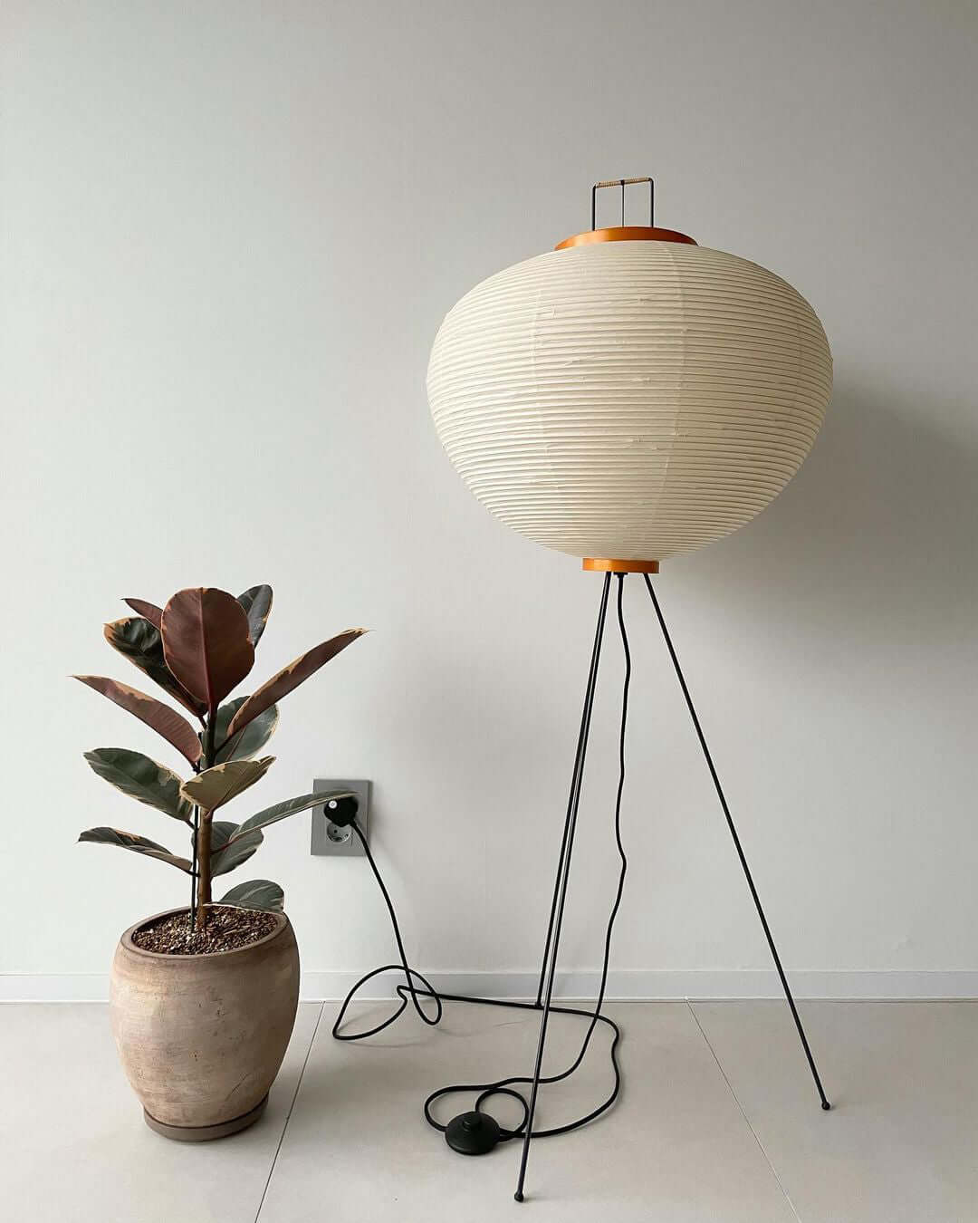 Noa – Stehlampe mit Reispapier: Minimalistische Ruhe in Lichtform