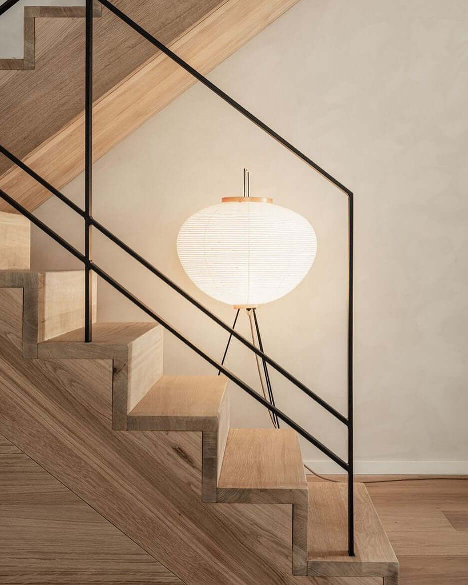 Noa – Stehlampe mit Reispapier: Minimalistische Ruhe in Lichtform