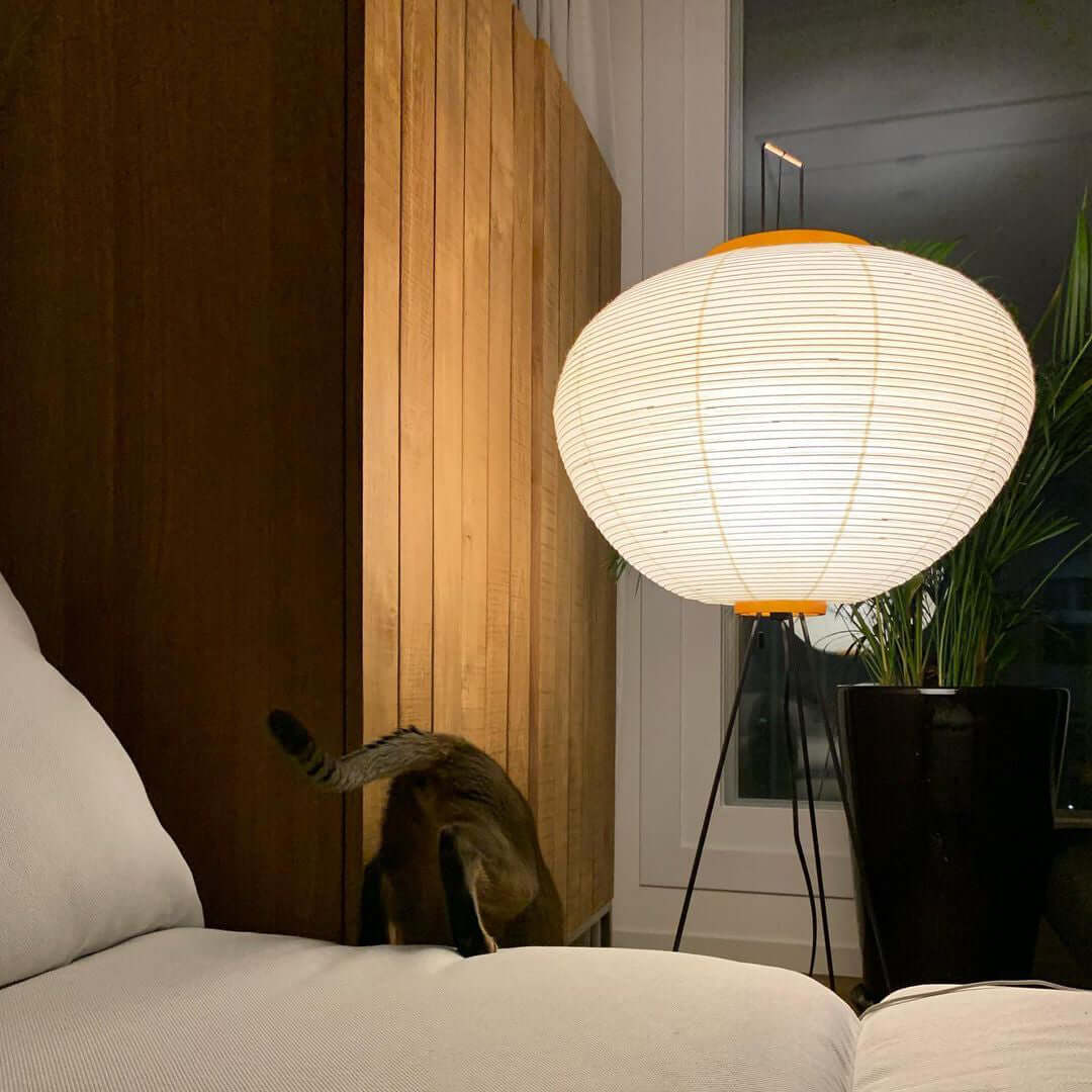 Noa – Stehlampe mit Reispapier: Minimalistische Ruhe in Lichtform