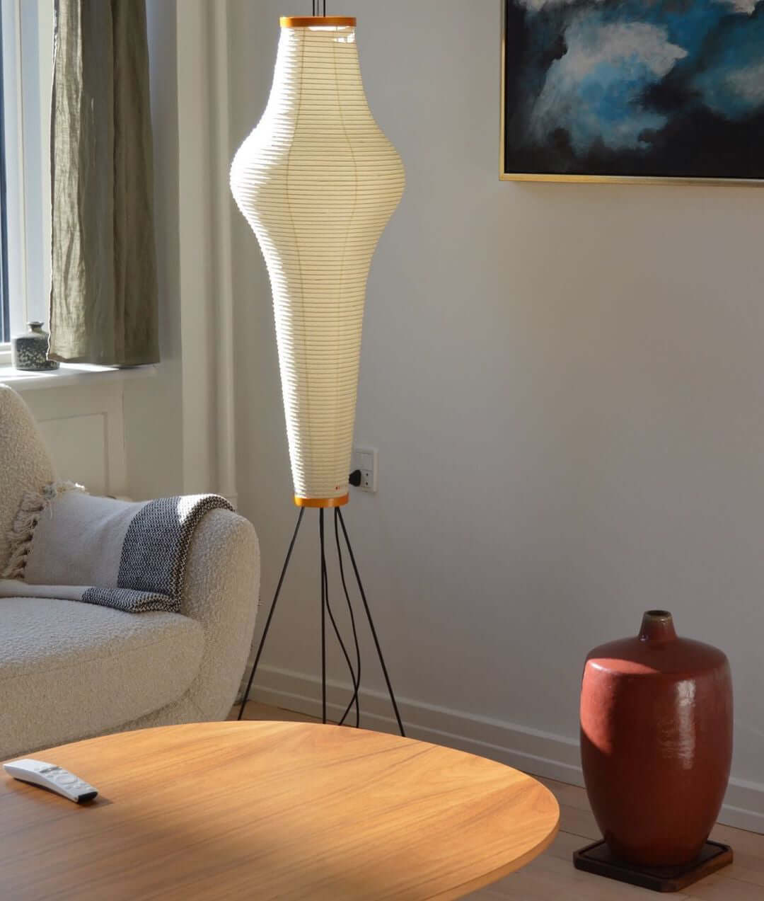 Noa – Stehlampe mit Reispapier: Minimalistische Ruhe in Lichtform