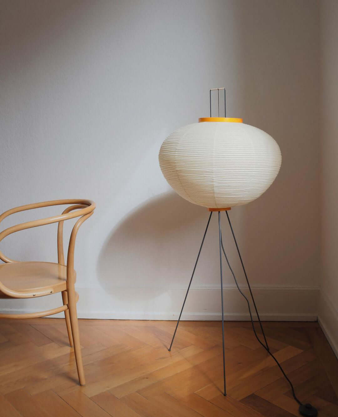 Noa – Stehlampe mit Reispapier: Minimalistische Ruhe in Lichtform