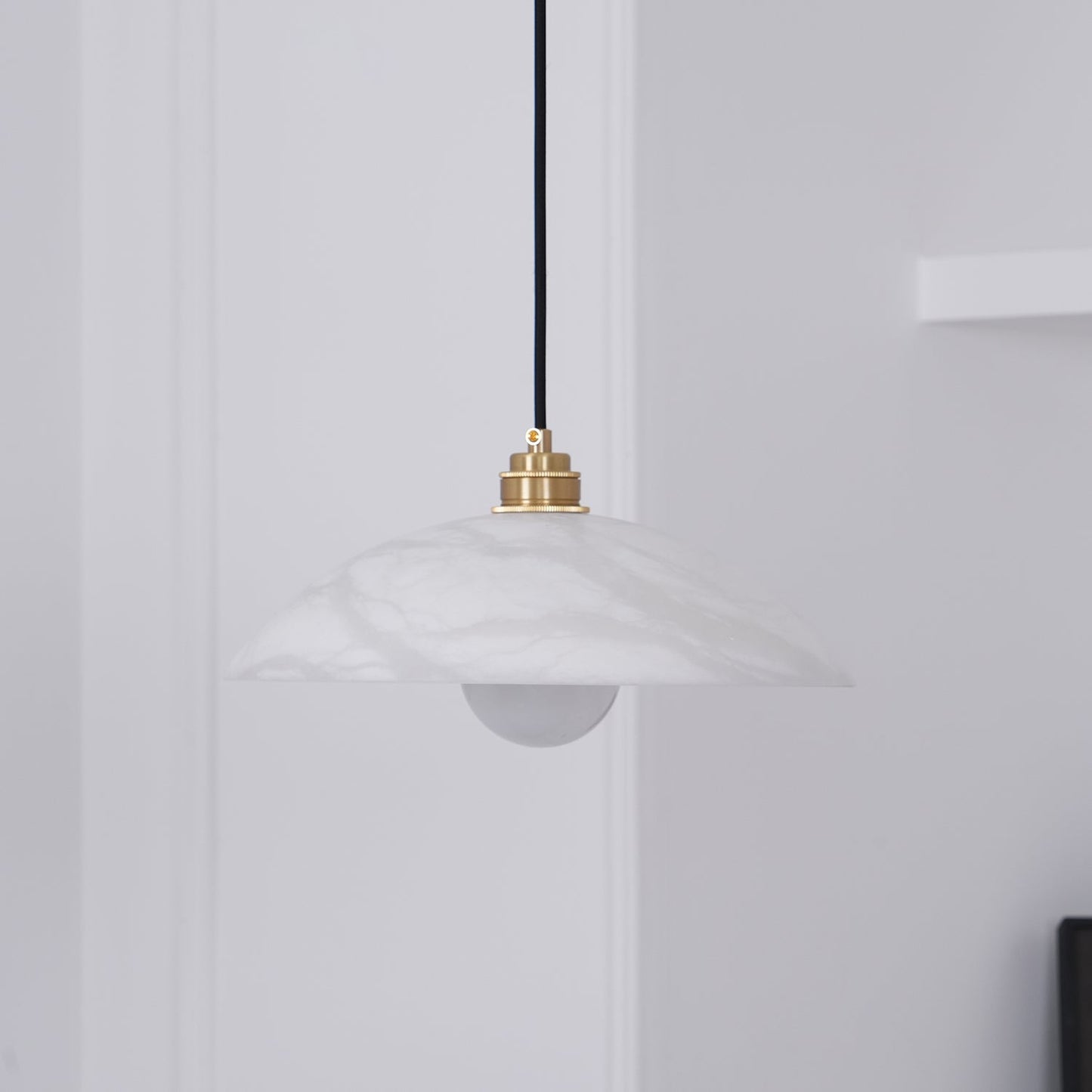 Mark – Pendelleuchte aus Alabaster & Messing