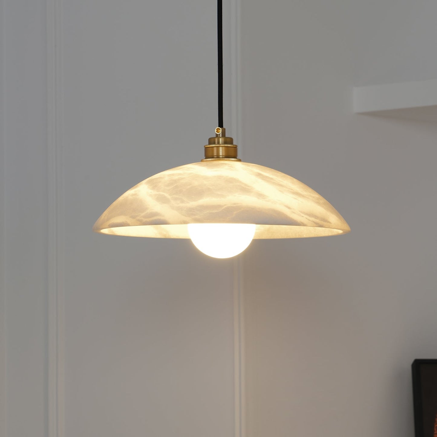 Mark – Pendelleuchte aus Alabaster & Messing