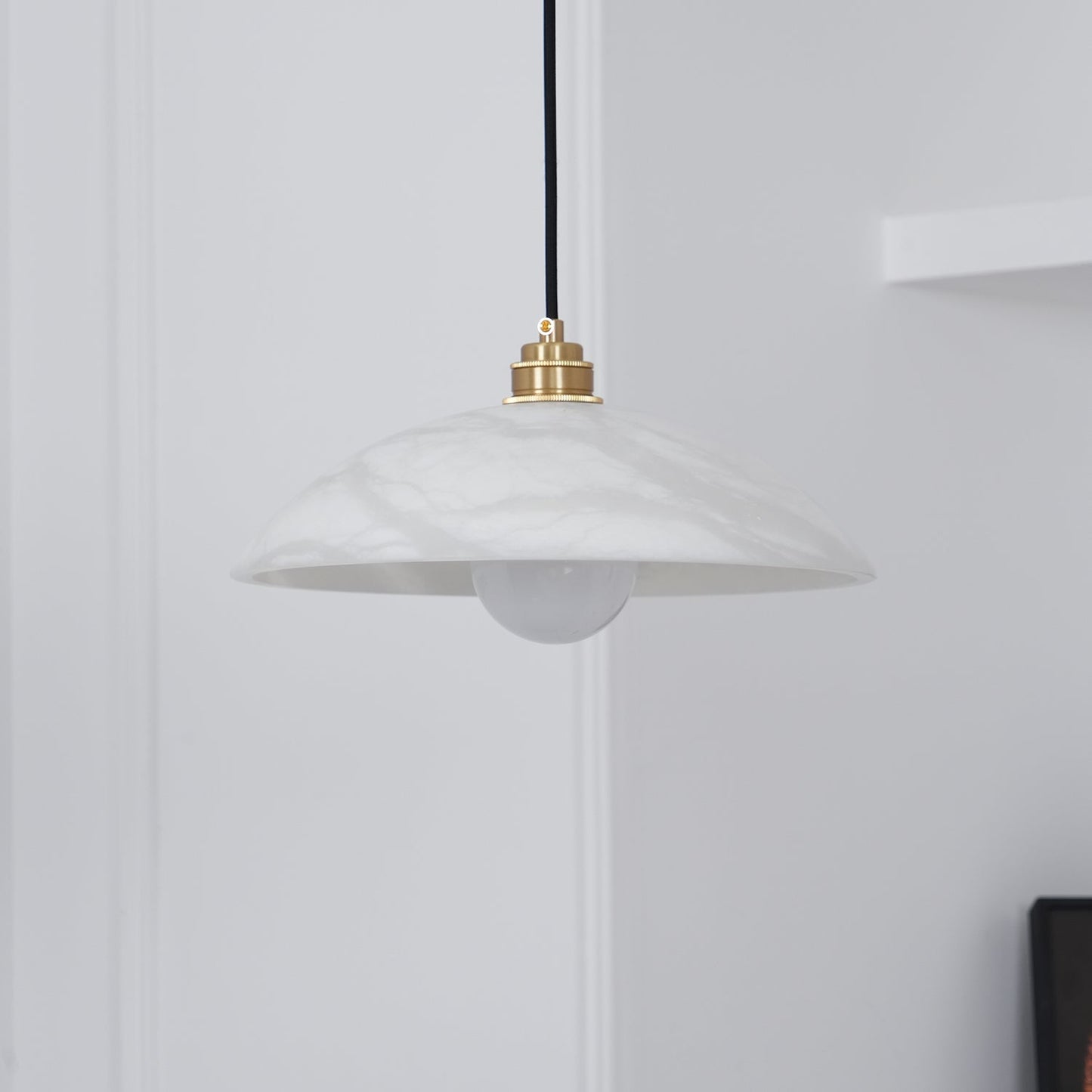 Mark – Pendelleuchte aus Alabaster & Messing