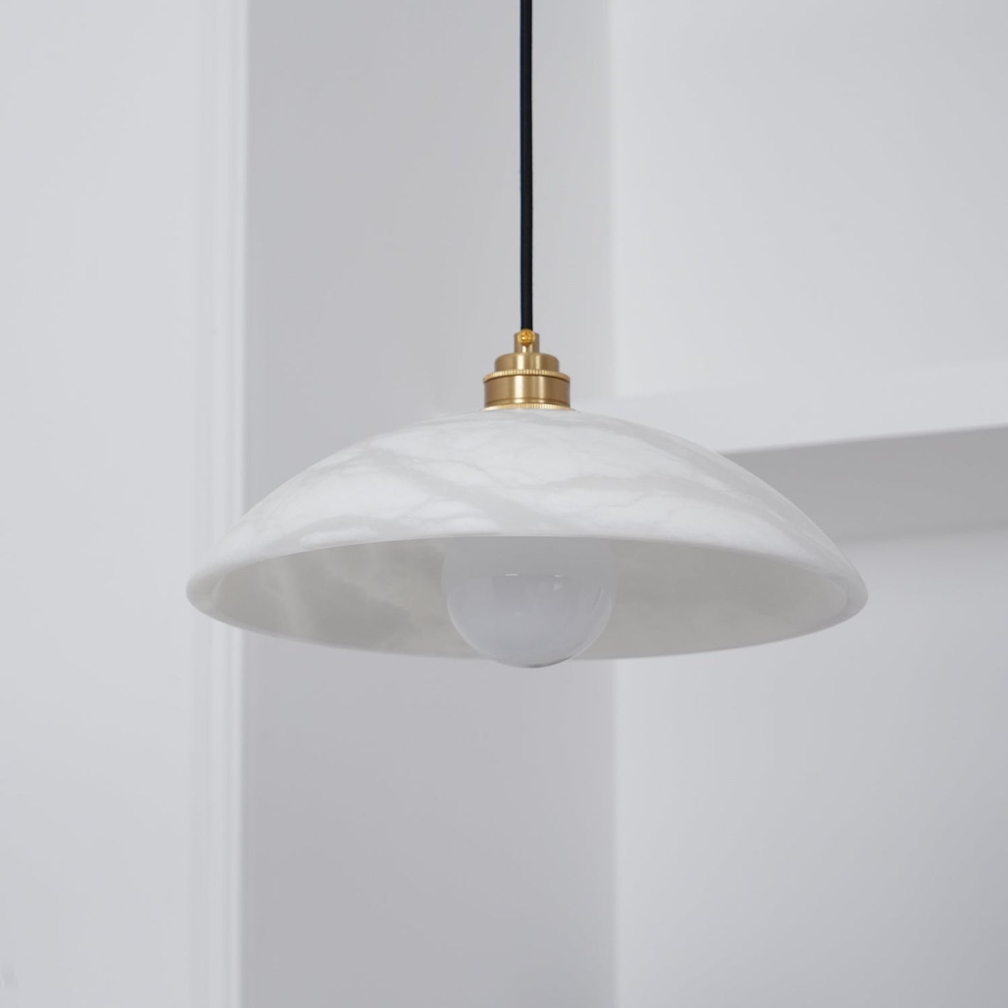 Mark – Pendelleuchte aus Alabaster & Messing