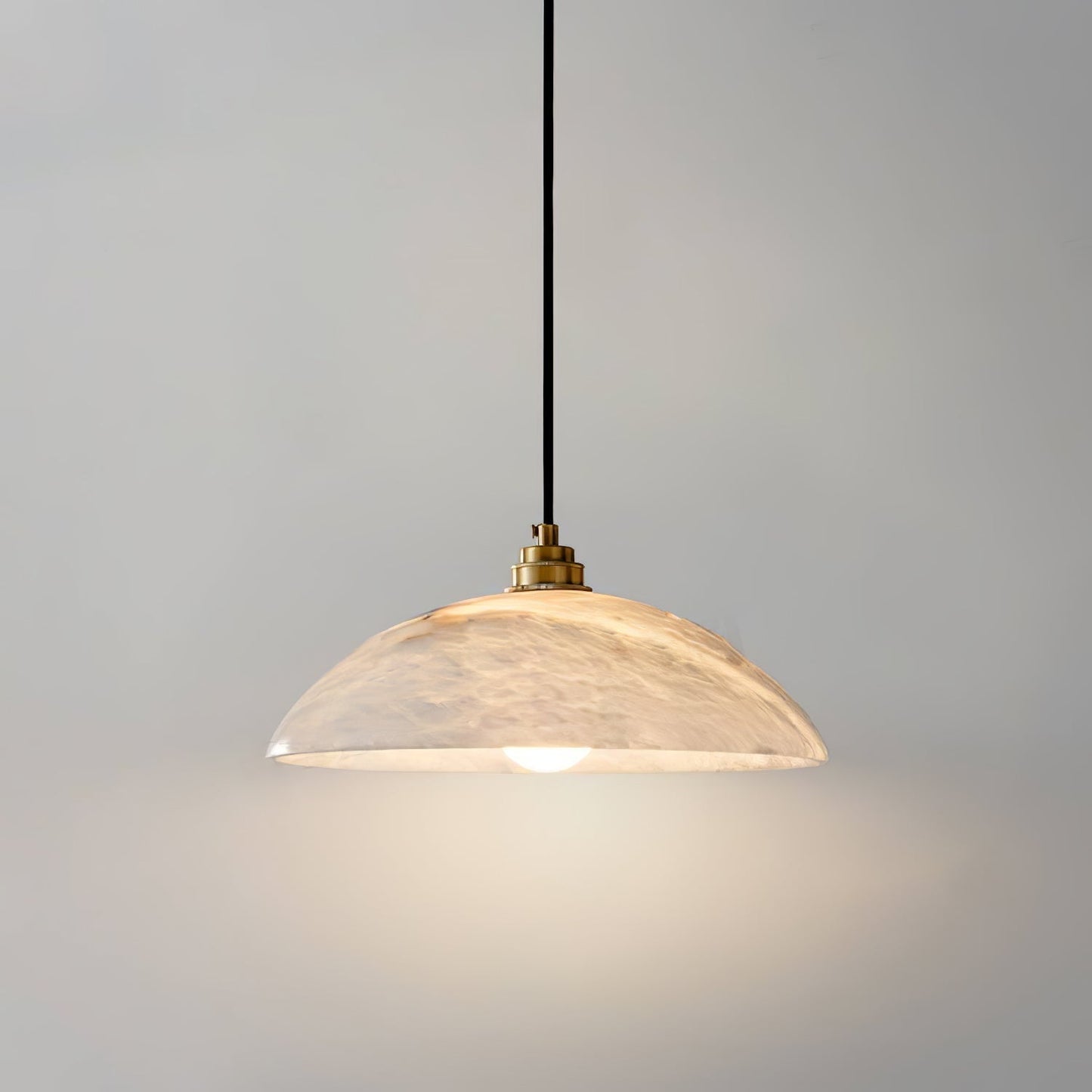 Mark – Pendelleuchte aus Alabaster & Messing