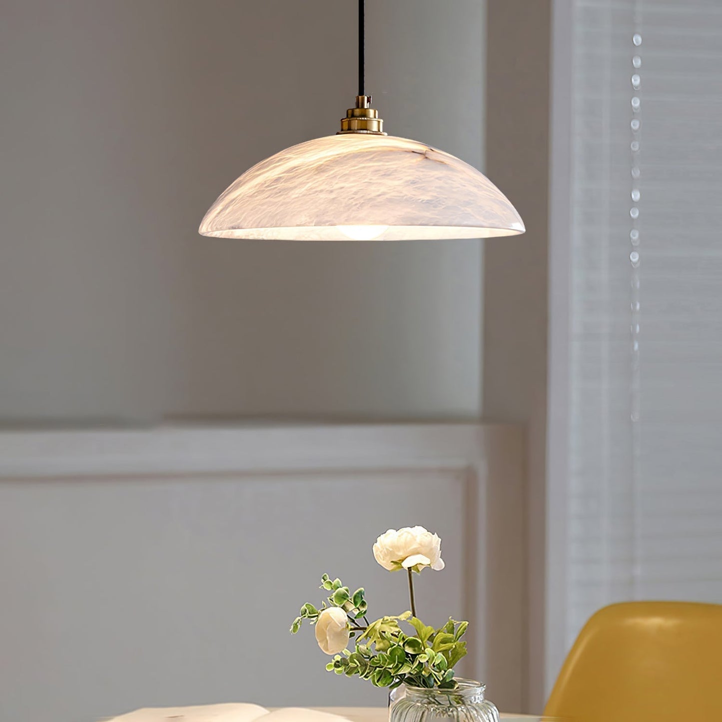 Mark – Pendelleuchte aus Alabaster & Messing
