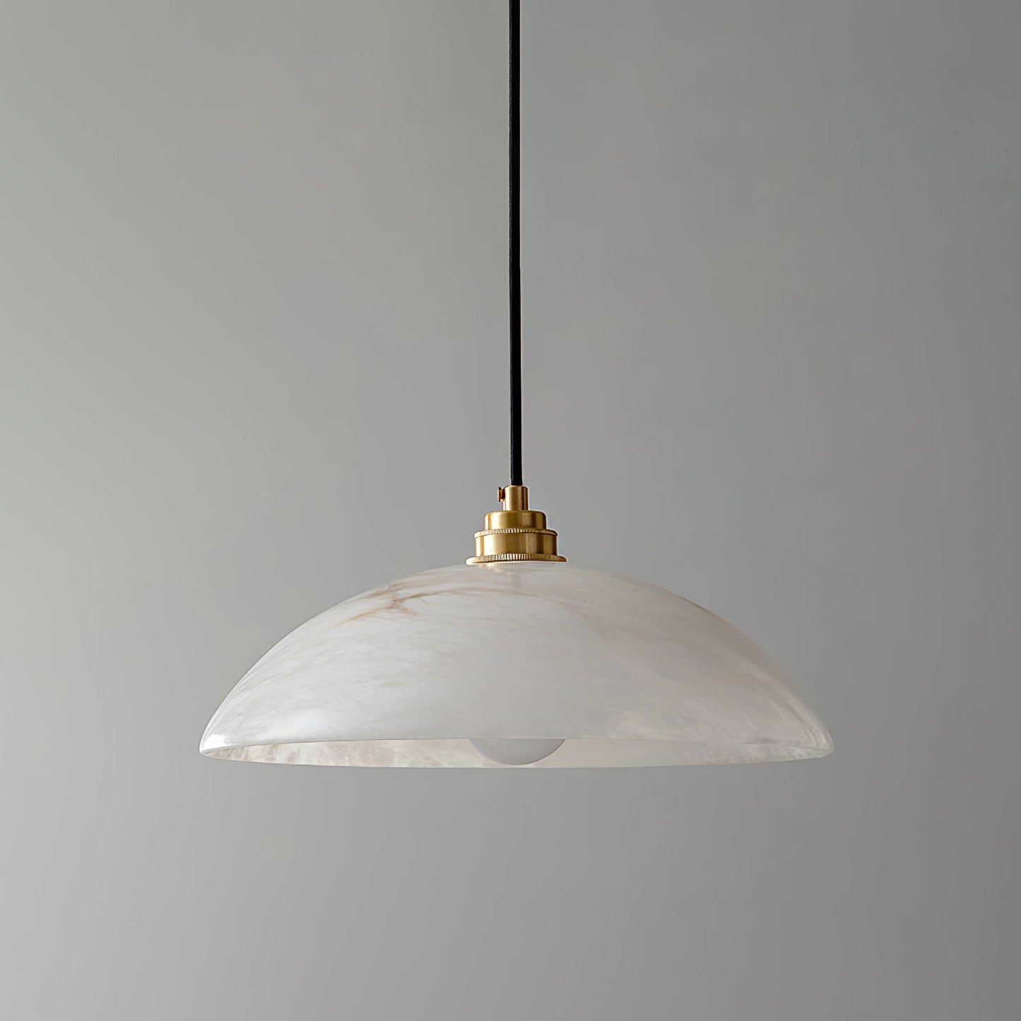 Mark – Pendelleuchte aus Alabaster & Messing