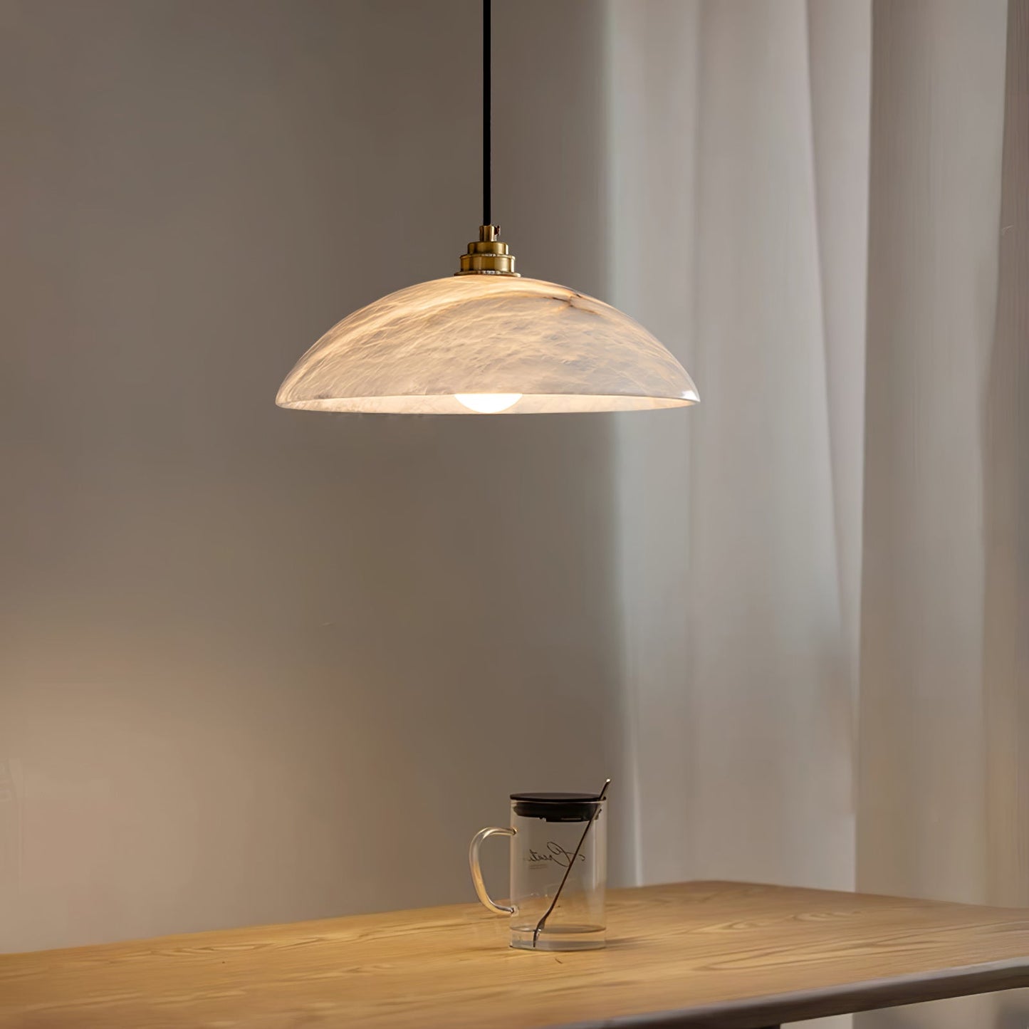 Mark – Pendelleuchte aus Alabaster & Messing