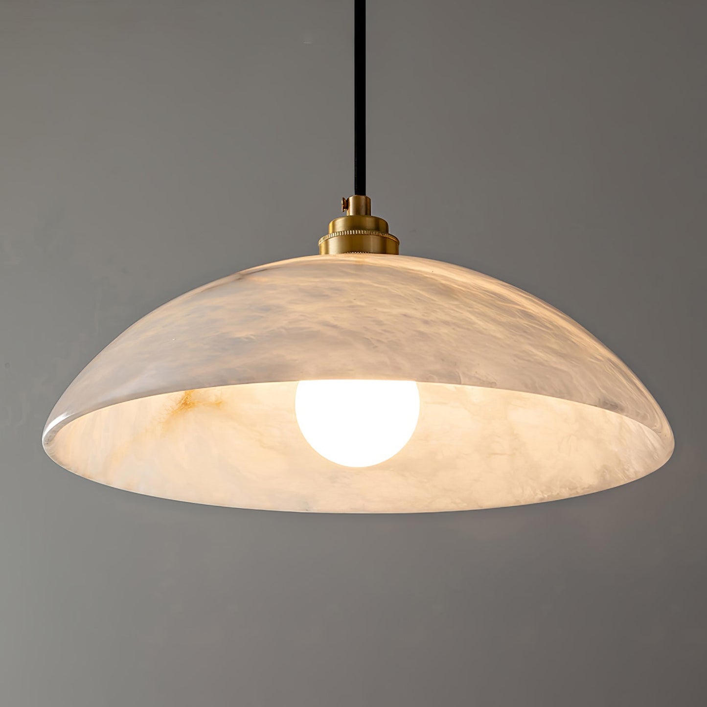 Mark – Pendelleuchte aus Alabaster & Messing