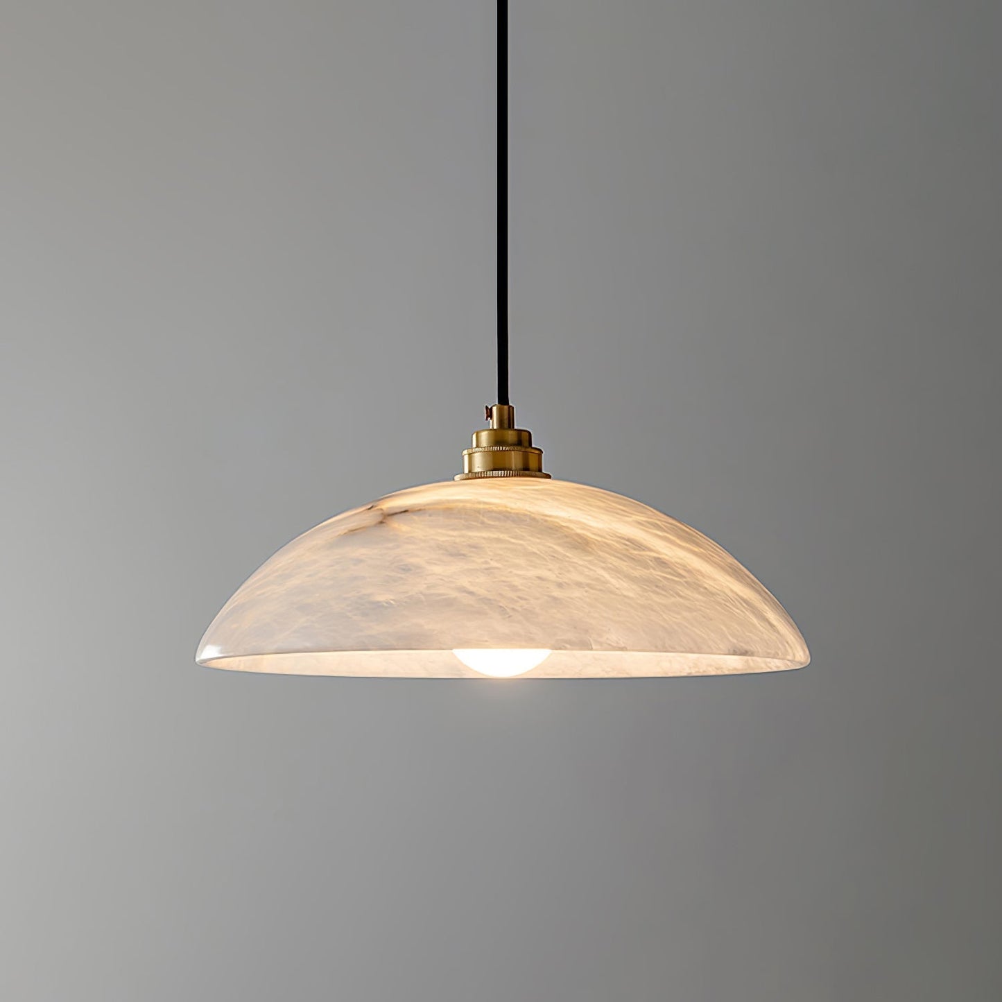 Mark – Pendelleuchte aus Alabaster & Messing