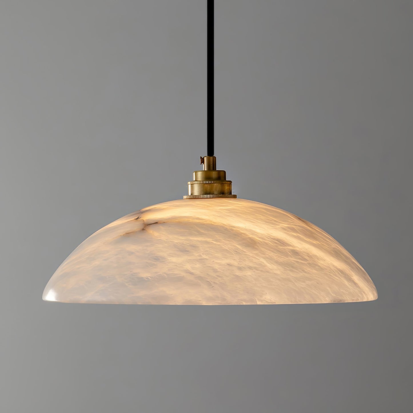 Mark – Pendelleuchte aus Alabaster & Messing