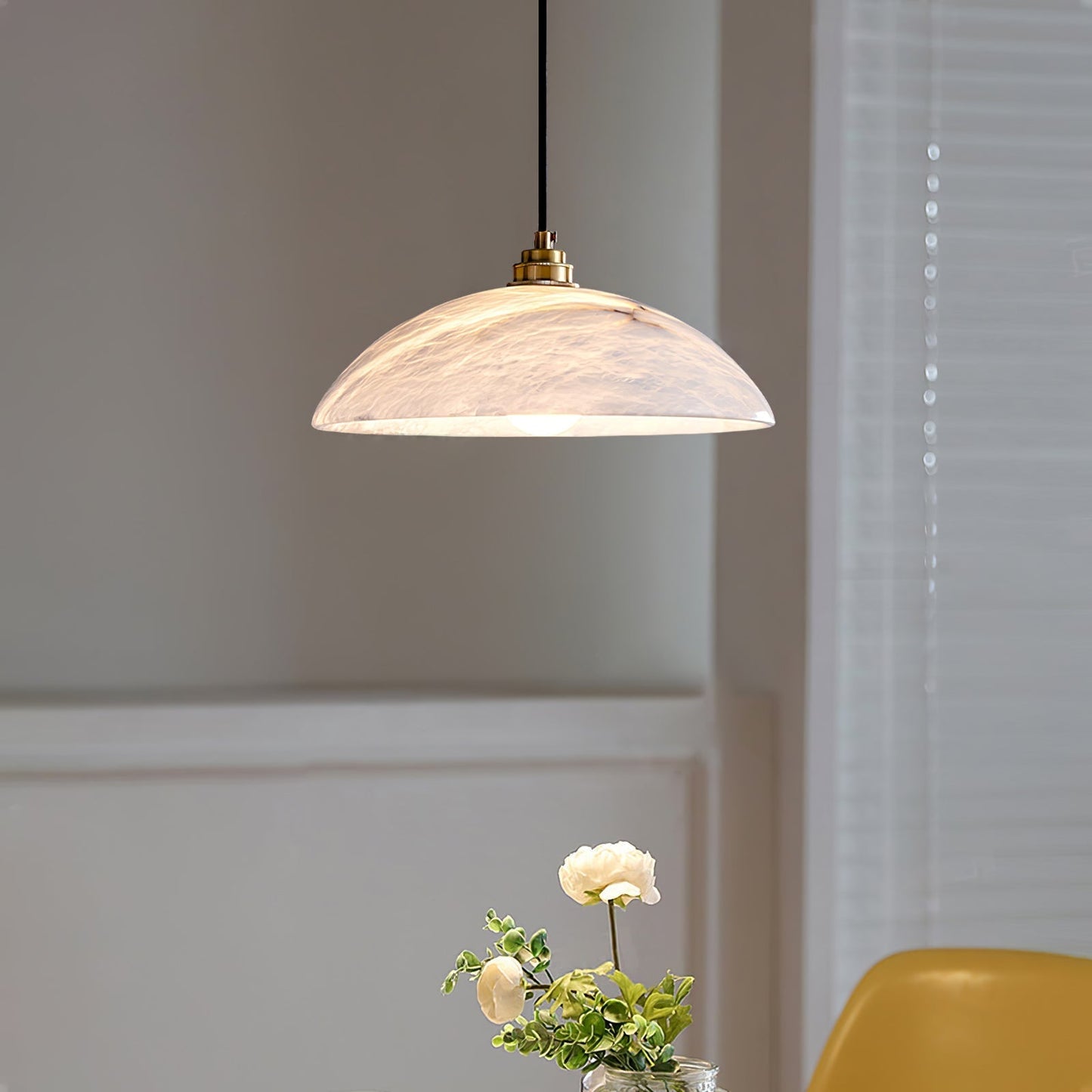 Mark – Pendelleuchte aus Alabaster & Messing