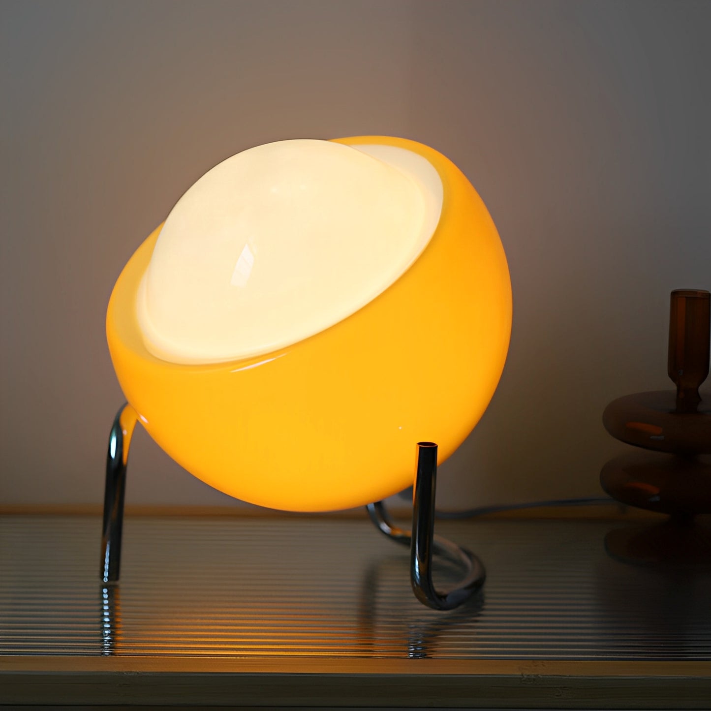 Aurelia – Bauhaus Tischlampe im Retro-Stil mit Glasdesign