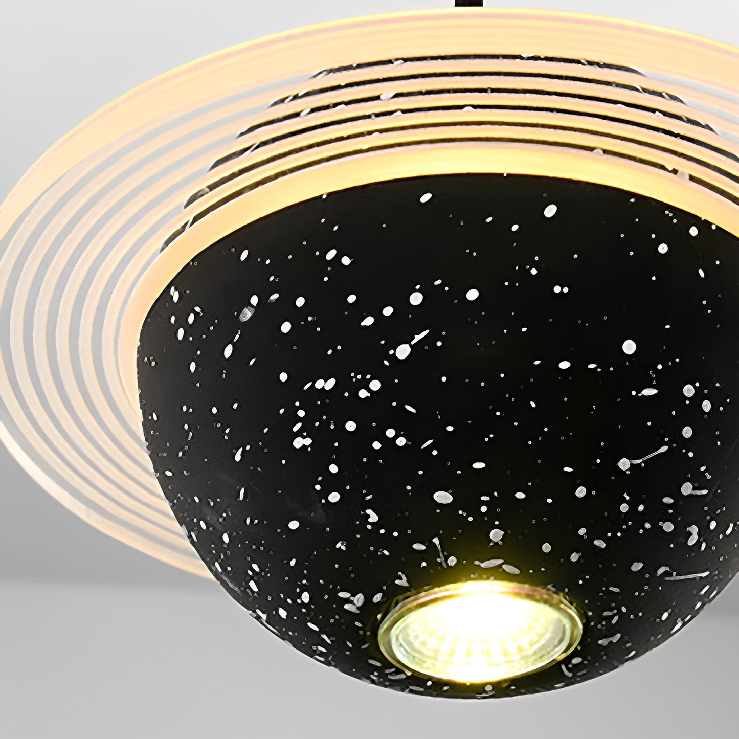 Nova – Rote Pendelleuchte im Planeten-Design