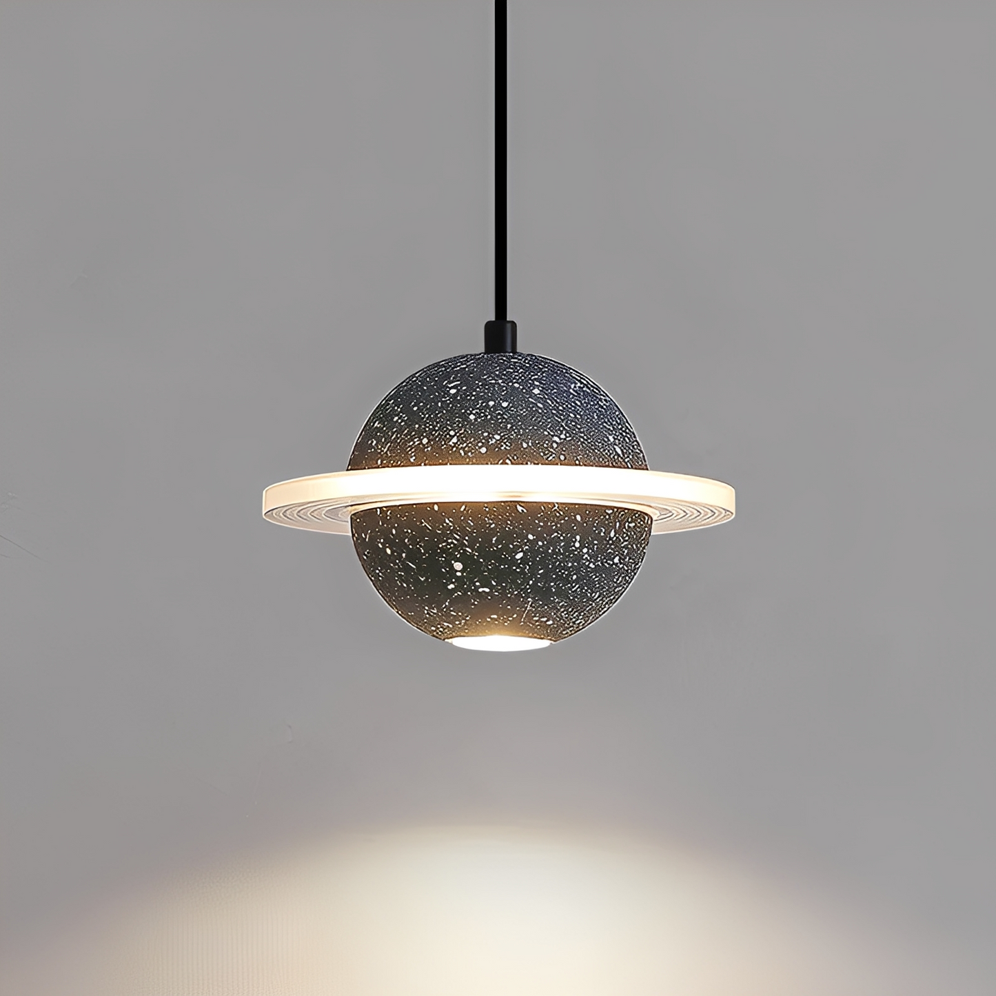 Nova – Rote Pendelleuchte im Planeten-Design
