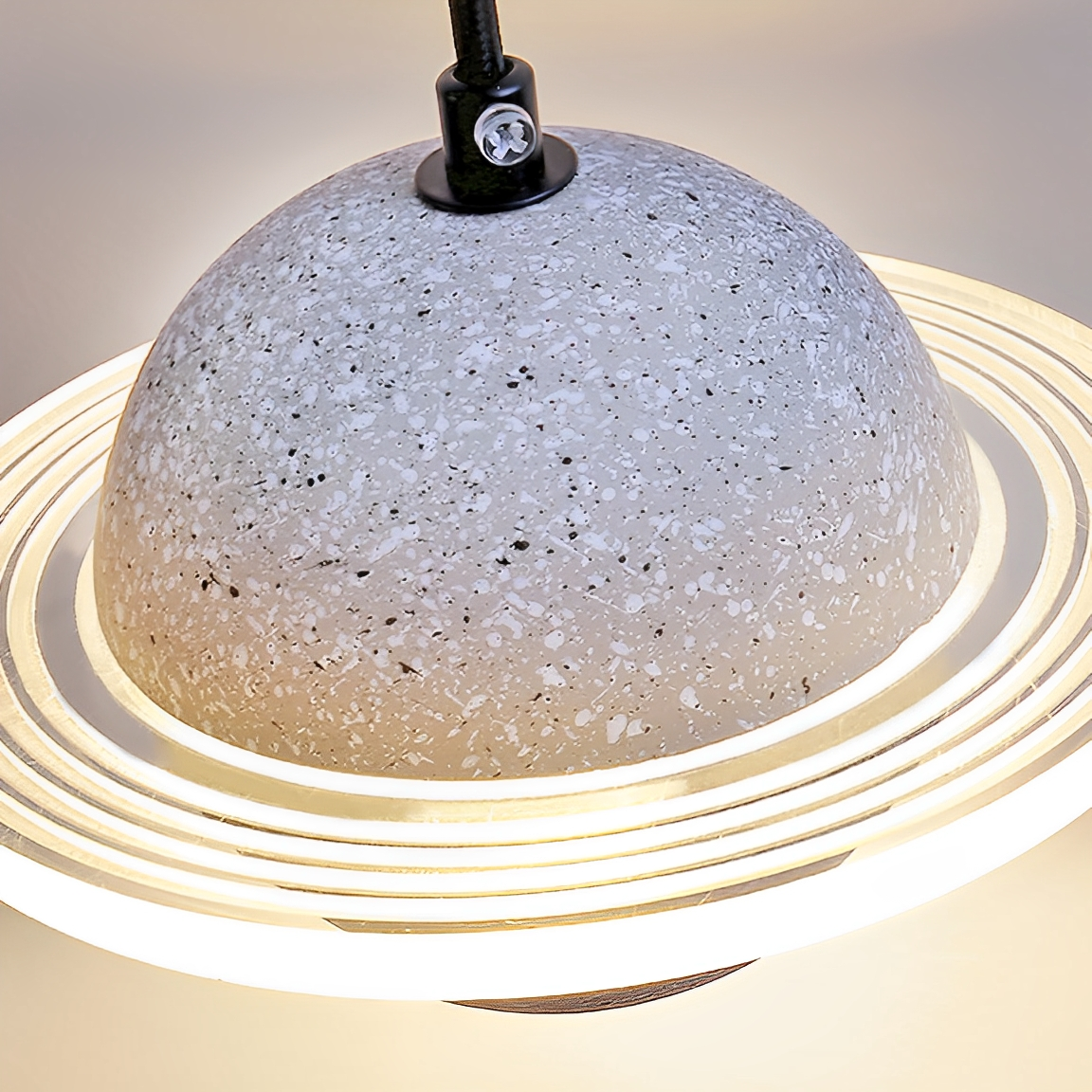 Nova – Rote Pendelleuchte im Planeten-Design