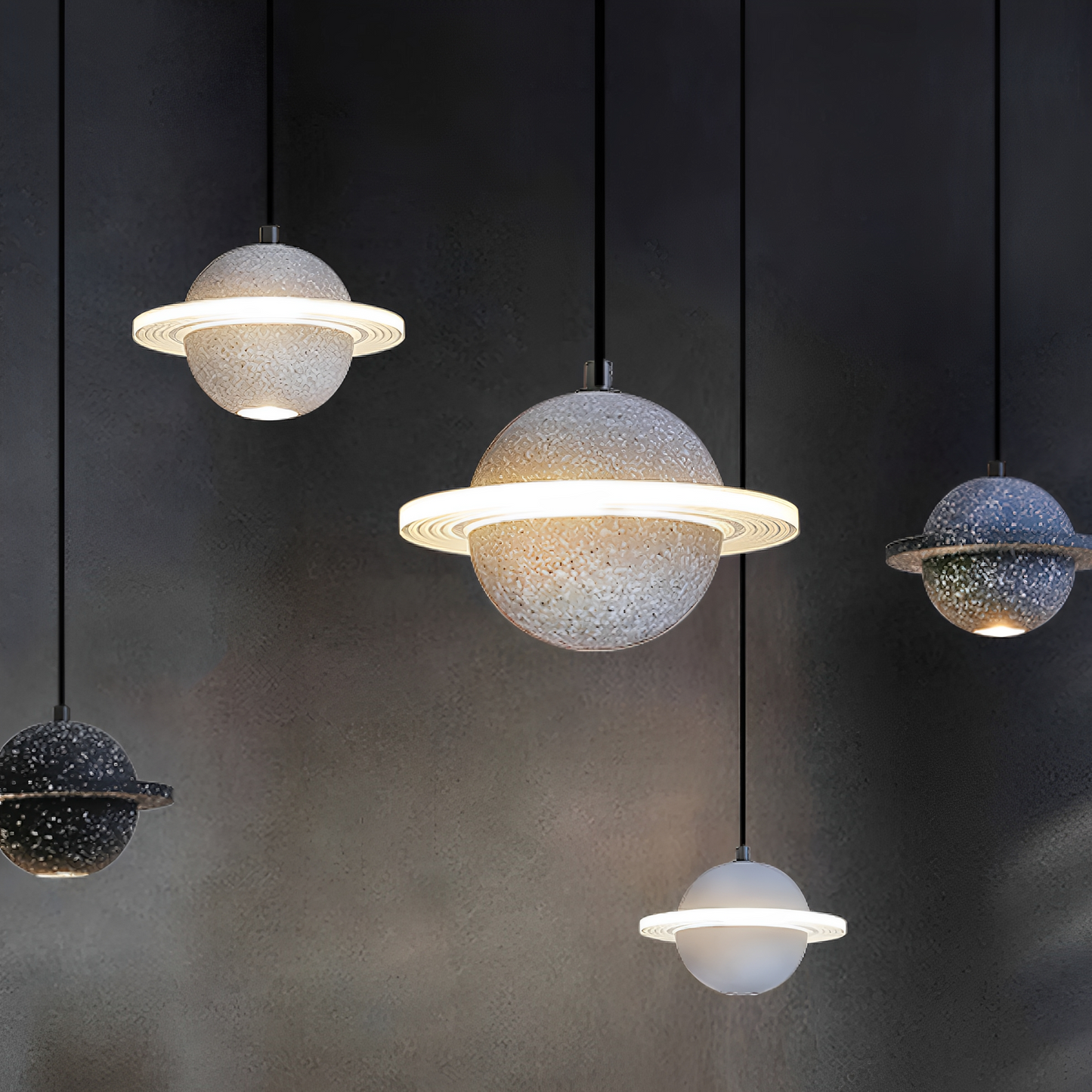 Nova – Rote Pendelleuchte im Planeten-Design