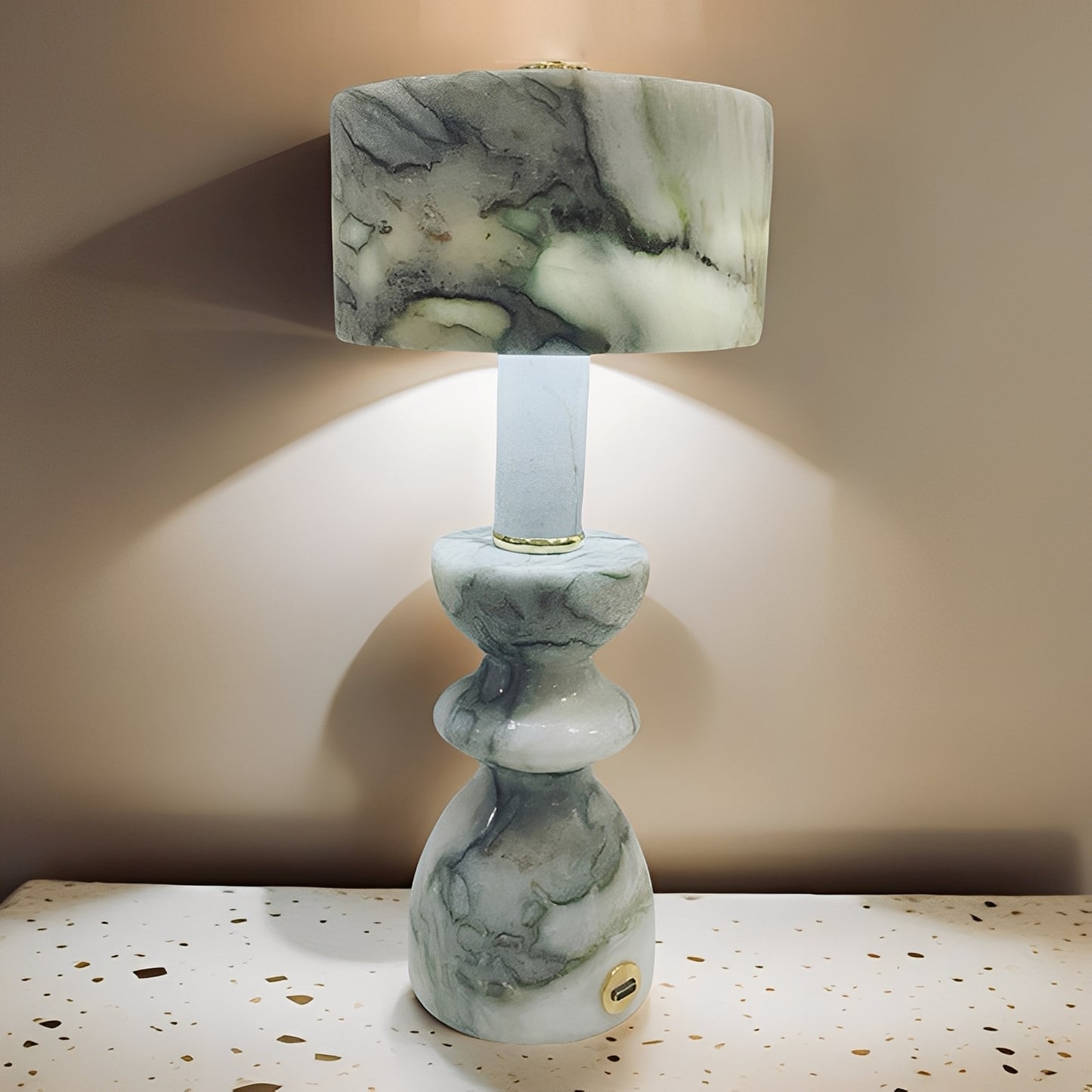 Ava – Dezente Tischlampe aus Jade-Marmor